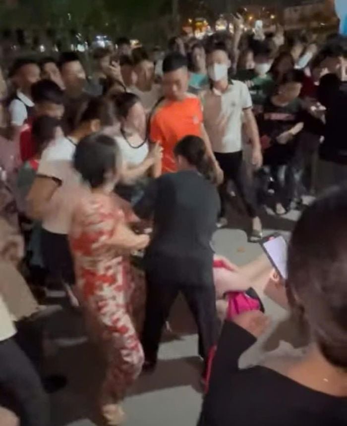 Góc nhìn pháp lý vụ 3 người phụ nữ ở Bắc Ninh bị khởi tố do lột đồ người khác giữa phố- Ảnh 1.