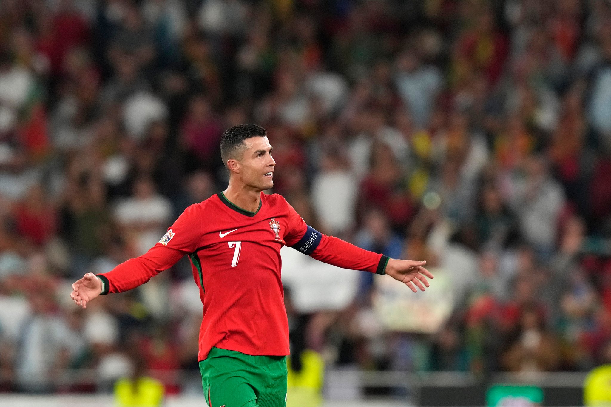 Chỉ là “phó GOAT”, nhưng Ronaldo vượt trội Messi thế nào về thu nhập? - Ảnh 2.
