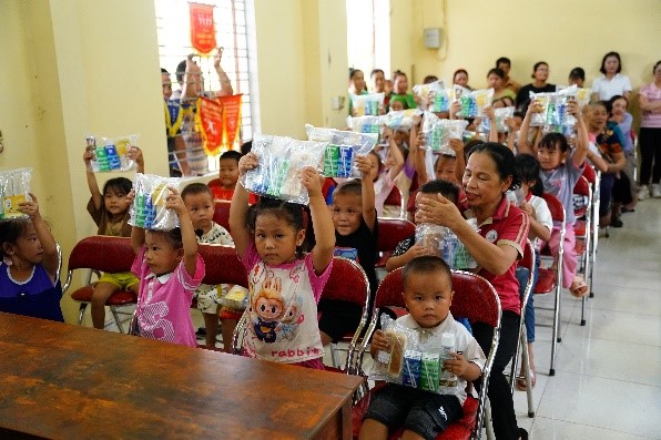 Chương trình “Vượt thiên tai – tiếp bước tương lai” của Vinamilk vượt cam kết 6 tỷ đồng hỗ trợ trẻ em vùng bão lũ - Ảnh 6.