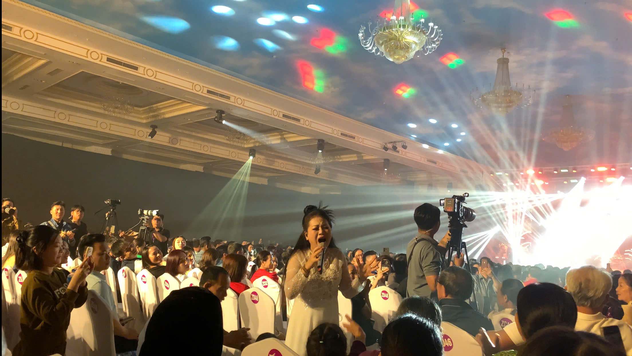 NSND Xuân Bắc, ca sĩ Anh Thơ "tung hứng" đầy hài hước trong liveshow "Trở về"  - Ảnh 2.