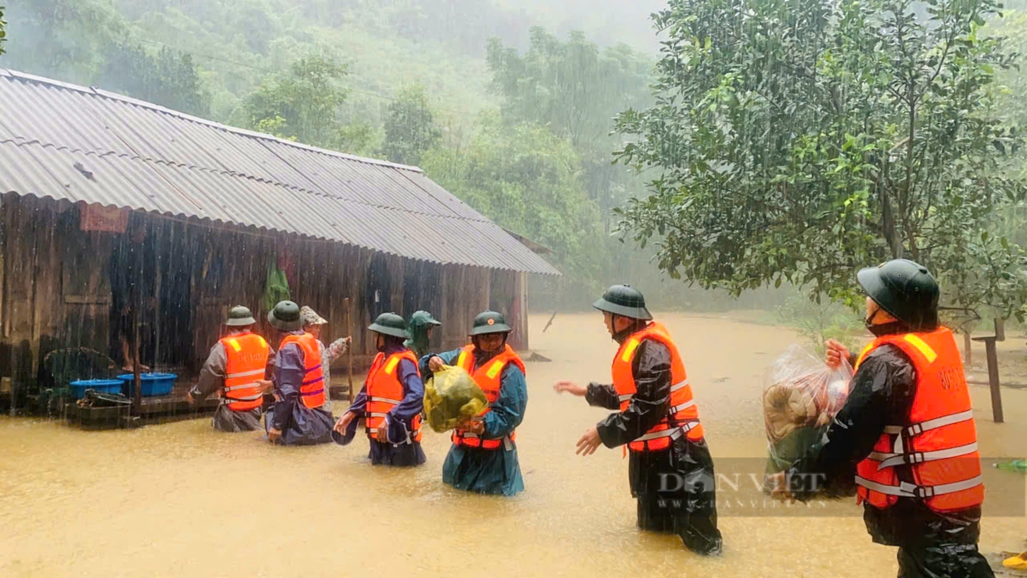 Mưa lớn ở Quảng Bình khiến nước sông lên nhanh, 1 người tham gia cứu hộ bị lũ cuốn- Ảnh 4.