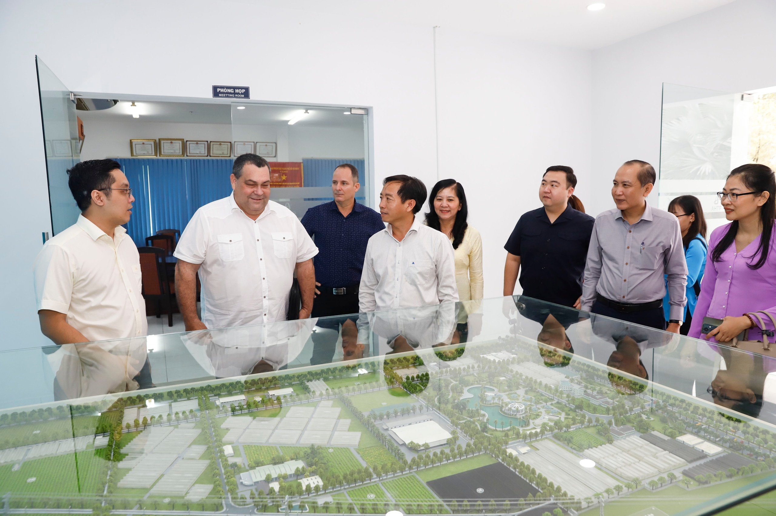 Hội Tiểu nông Cuba tham quan khu nông nghiệp công nghệ cao TPHCM- Ảnh 1.