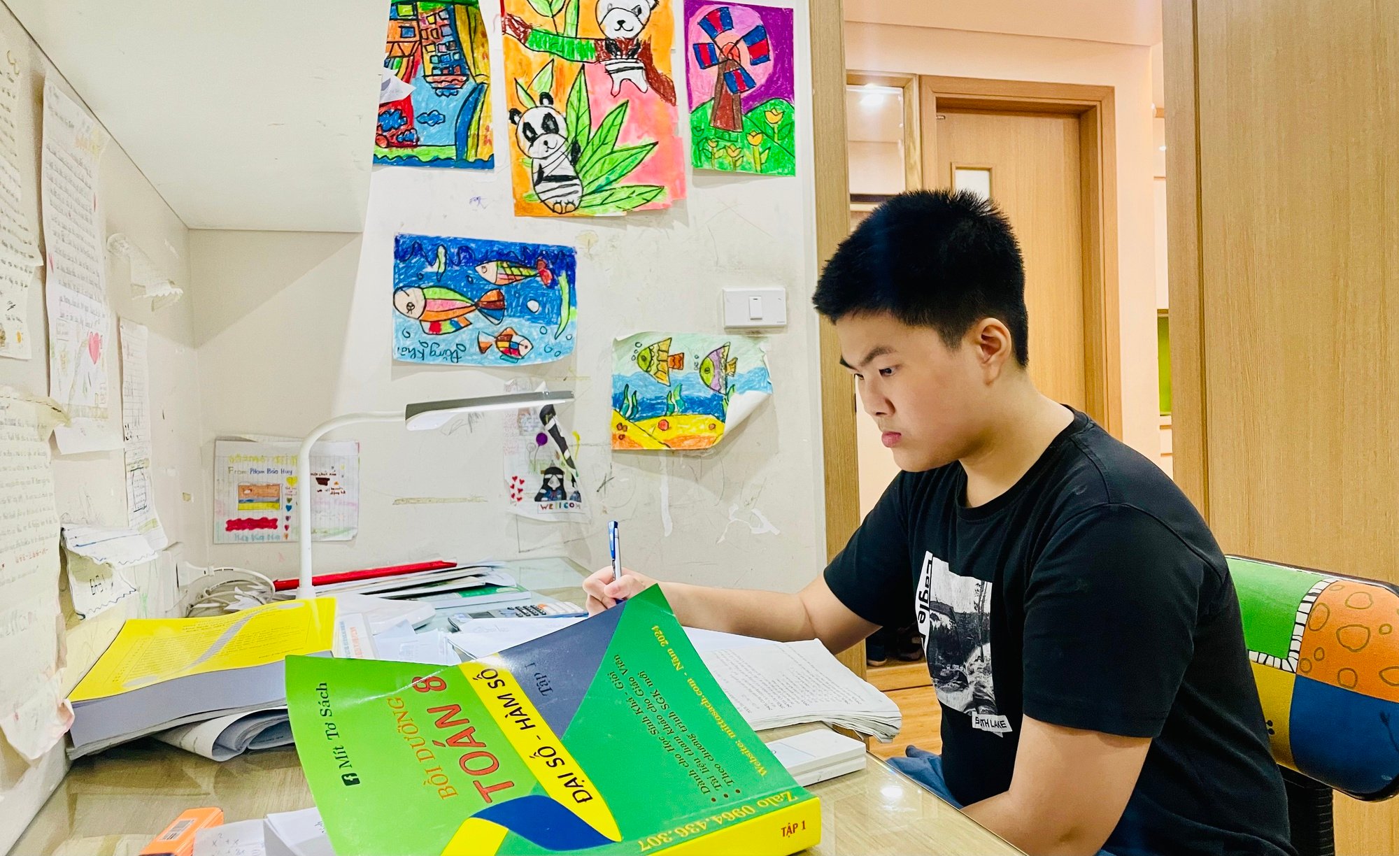 Nhật ký của mẹ "chiến binh lớp 8A9" mắc bệnh hiểm nghèo, đàn hay, giỏi toán! - Ảnh 1.