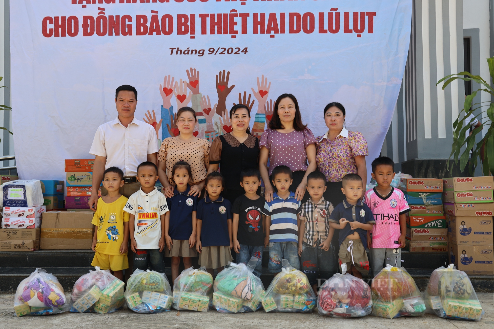 Bà con bị ảnh hưởng thiên tai đón nhận những món quà nghĩa tình từ Báo Nông Thôn Ngày Nay - Ảnh 5.