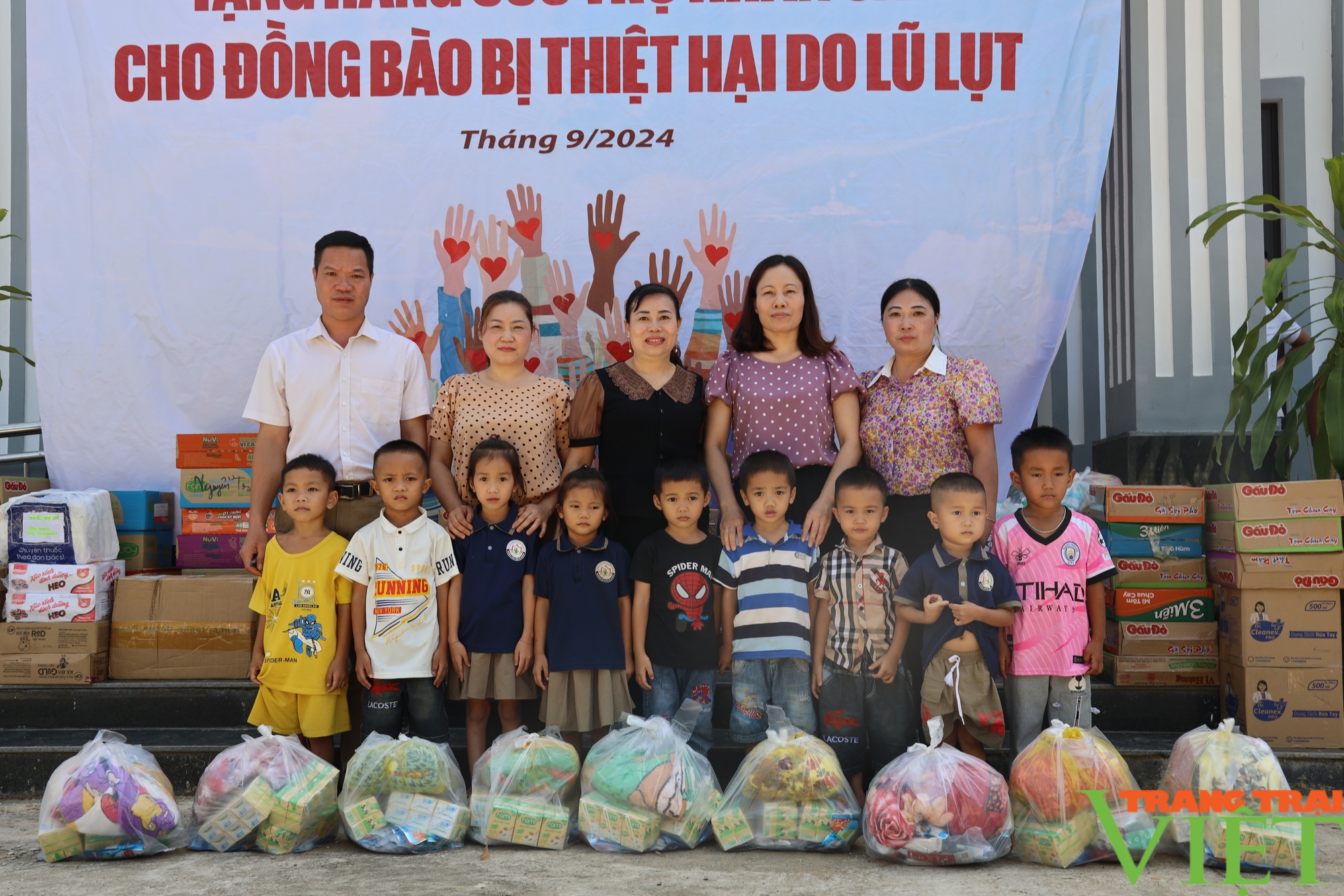 Báo Nông Thôn Ngày Nay: Trao quà hỗ trợ bà con bị thiệt hại do mưa lũ tại xã Pi Toong- Ảnh 5.