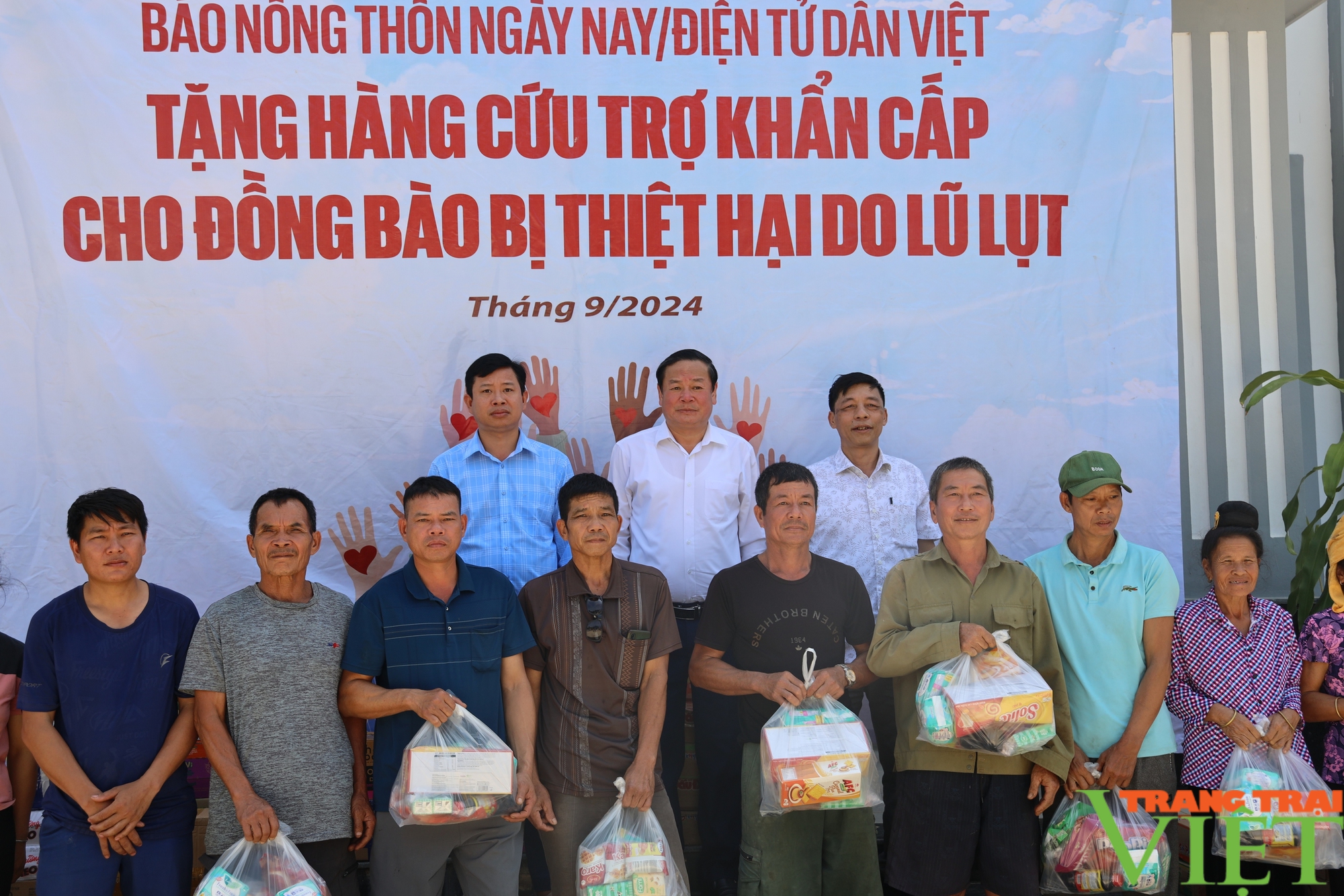 Báo Nông Thôn Ngày Nay: Trao quà hỗ trợ bà con bị thiệt hại do mưa lũ tại xã Pi Toong- Ảnh 3.