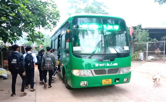 Huyện đầu tiên ở Quảng Ngãi tổ chức các điểm xe buýt đưa, đón học sinh THPT- Ảnh 1.