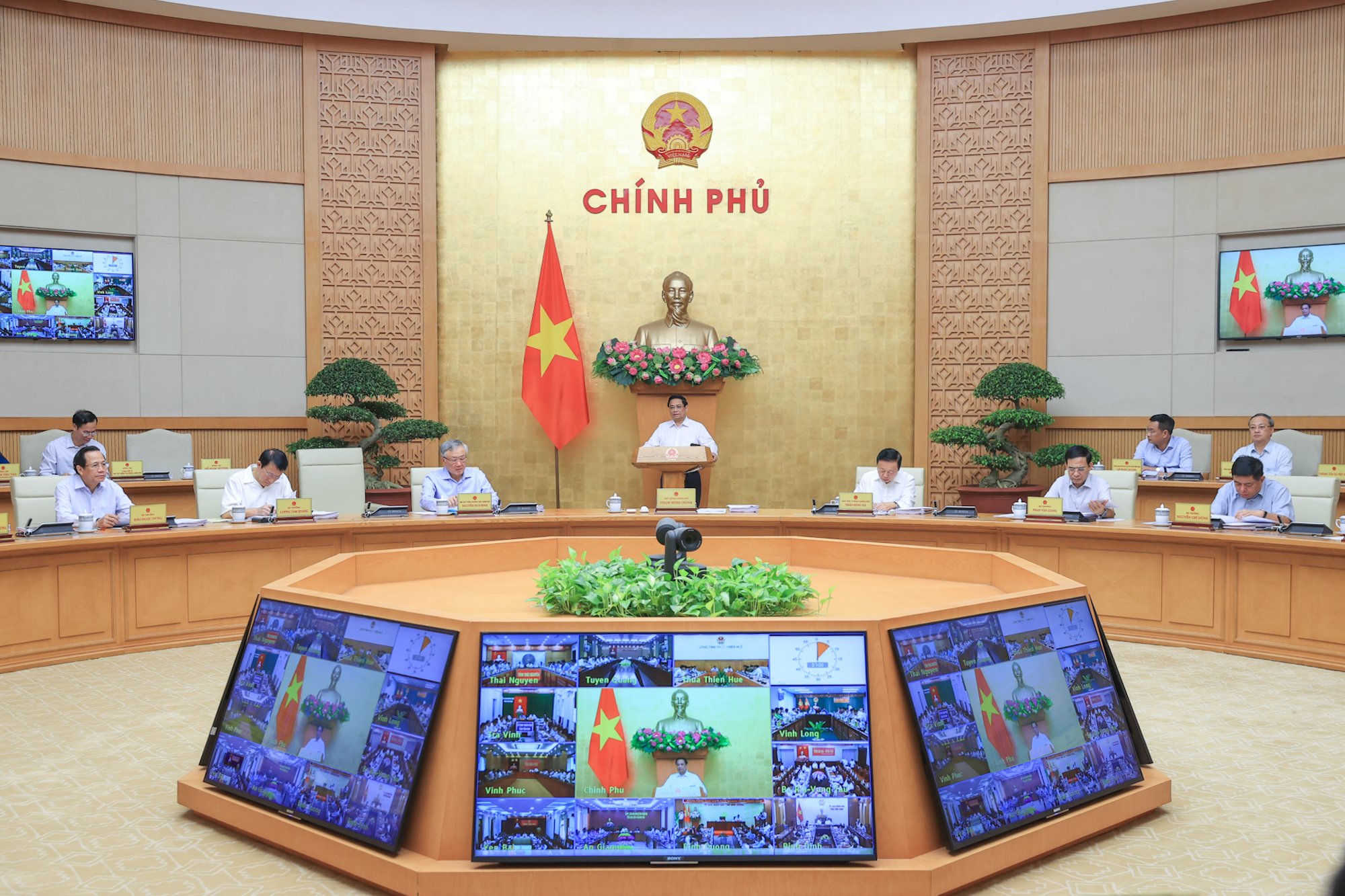Thủ tướng Phạm Minh Chính nêu "điểm sáng" của nền kinh tế sau bão lũ - Ảnh 2.