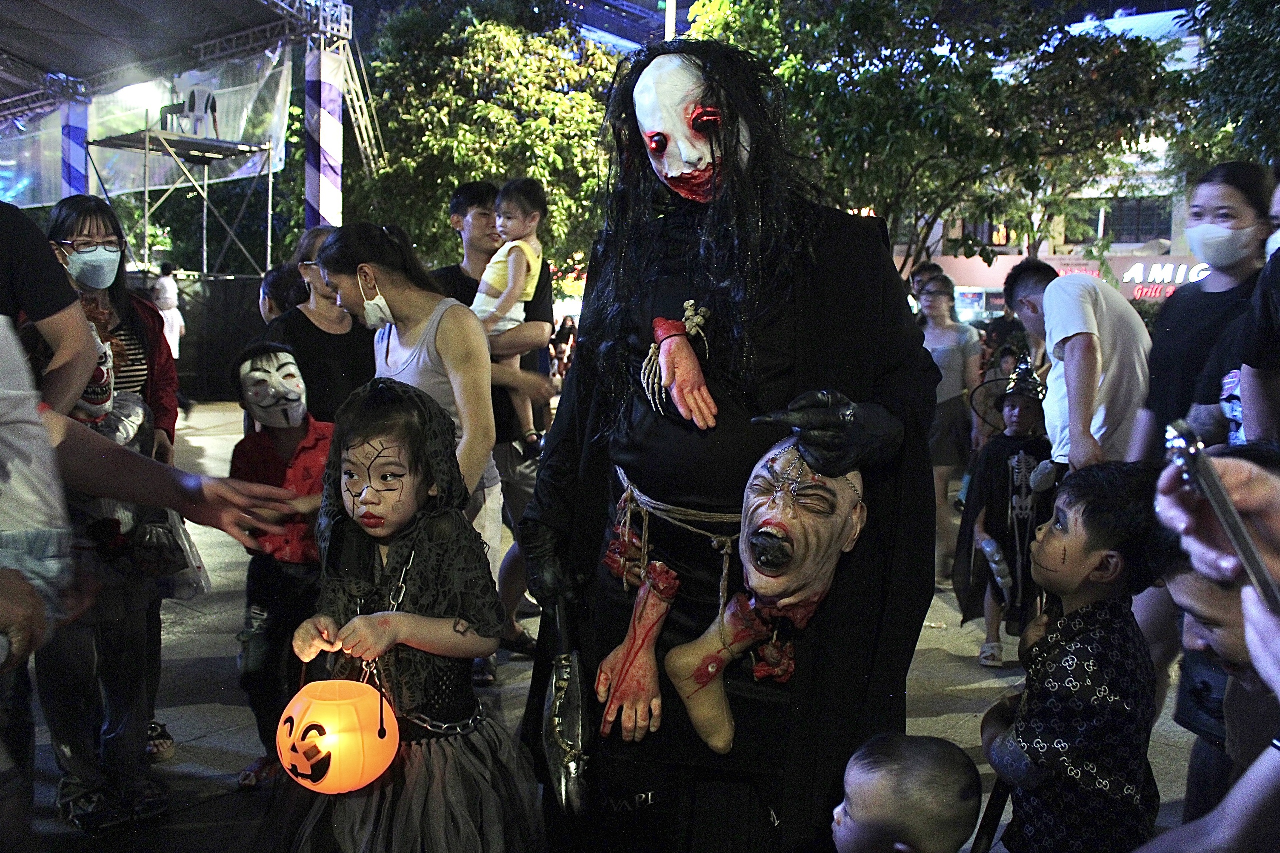 Người Sài Gòn hóa trang muôn kiểu, vui chơi hết cỡ đêm Halloween - Ảnh 2.