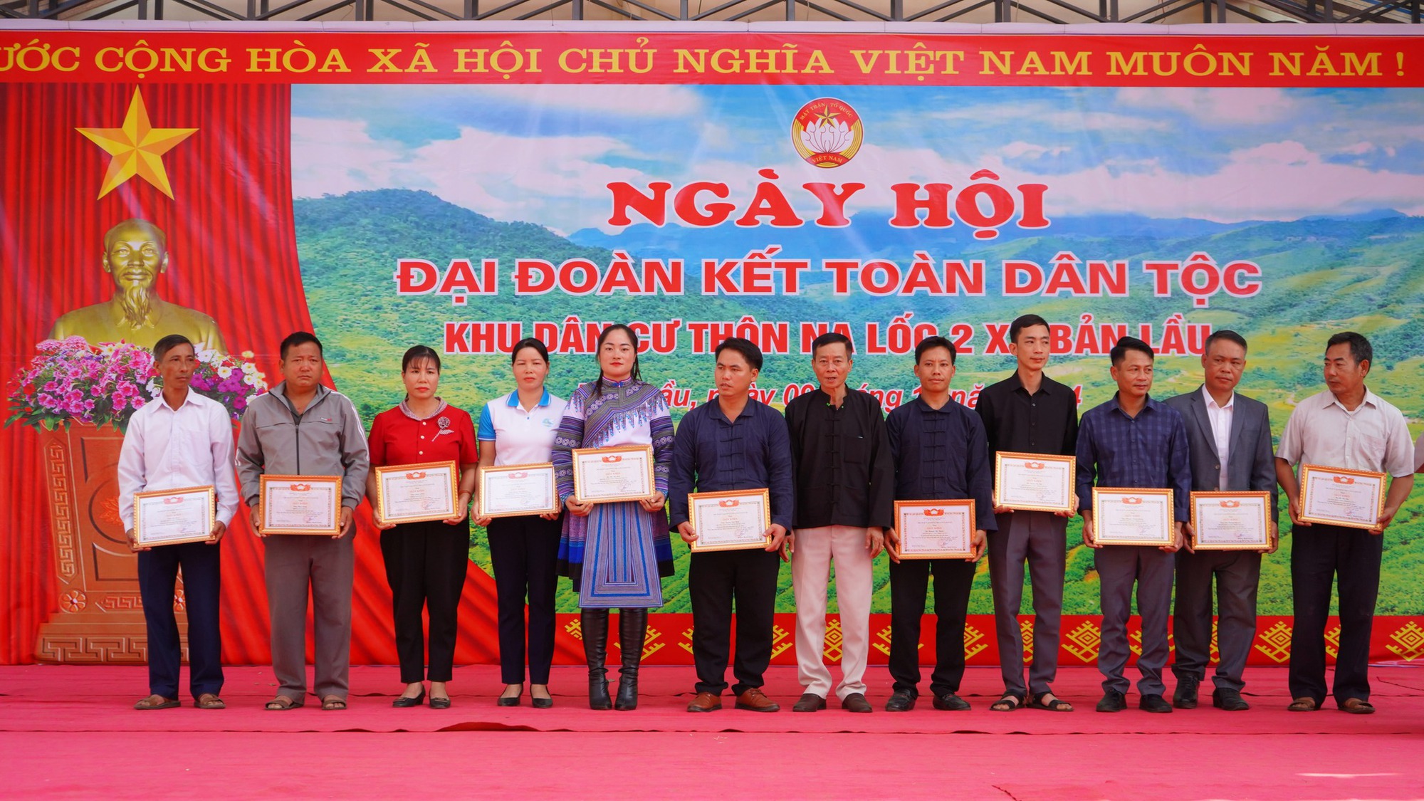 Ngày hội Đại đoàn kết toàn dân tộc tại khu vực biên giới Lào Cai - Ảnh 1.