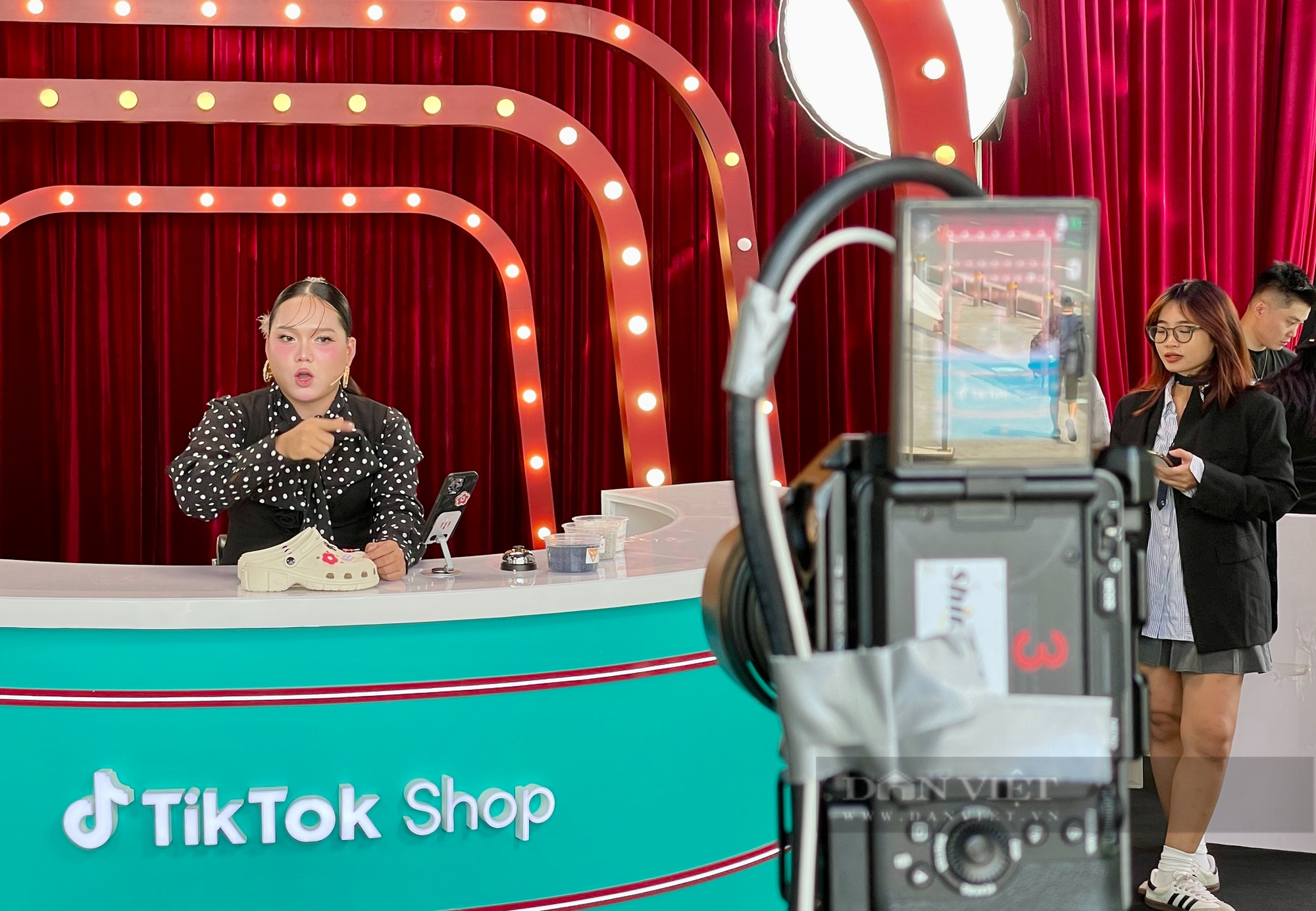 Shopee, TikTok, Lazada đua livestream, khuyến mãi 11/11 - Ảnh 1.