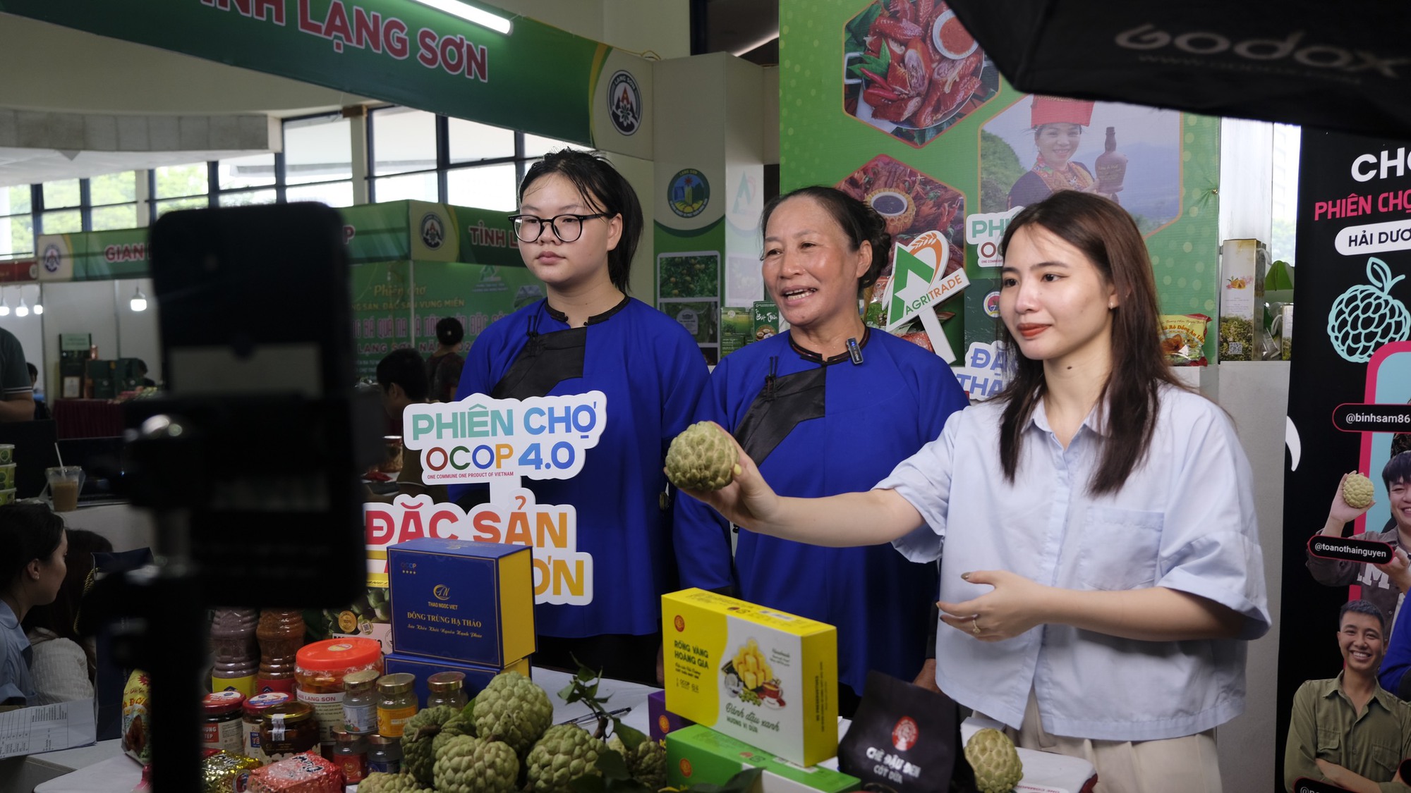 Sau Hội nghị Thủ tướng đối thoại với nông dân năm 2023: Nông dân nâng cao kỹ năng số, tiêu thụ 6.000 tấn nông sản - Ảnh 1.