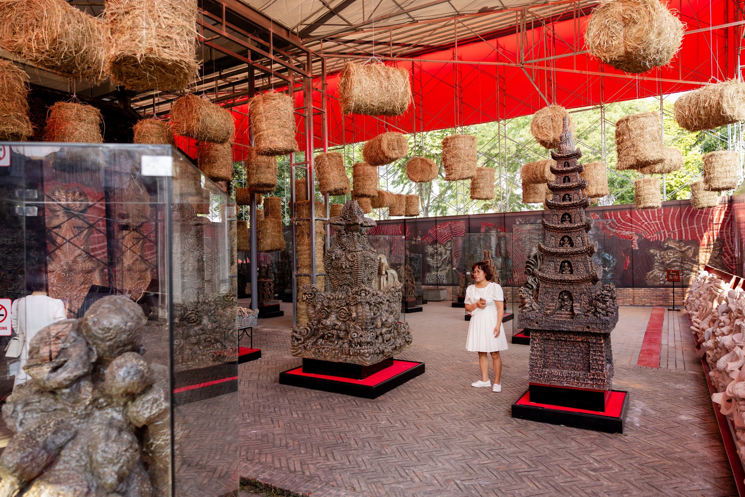 Triển lãm gốm có hình thù kỳ lạ, nặng hàng trăm tấn gây kinh ngạc cho người nhìn- Ảnh 1.