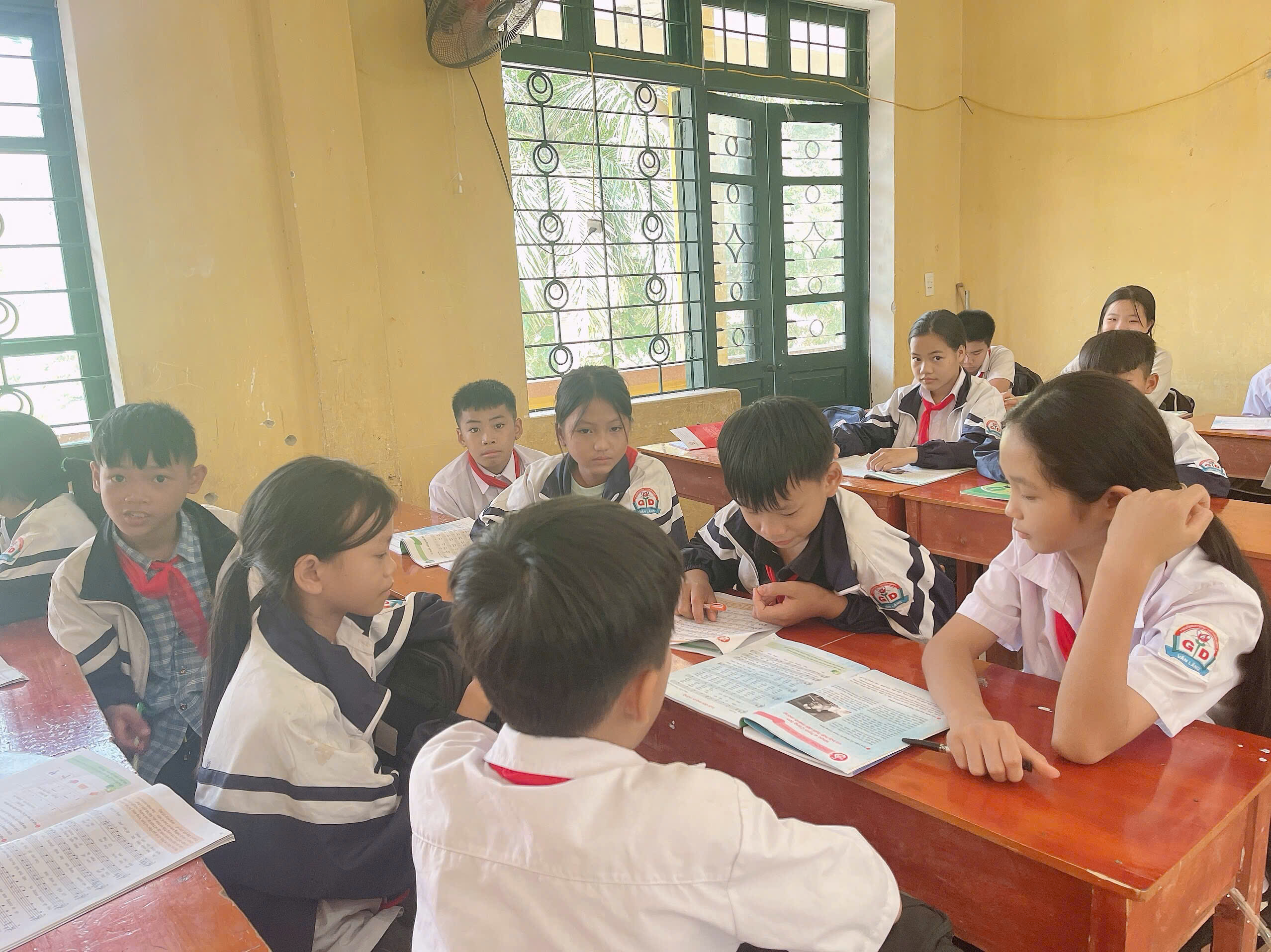 Cô bé lớp 7 đi hái chè thuê, ước mong làm bác sĩ - Ảnh 4.