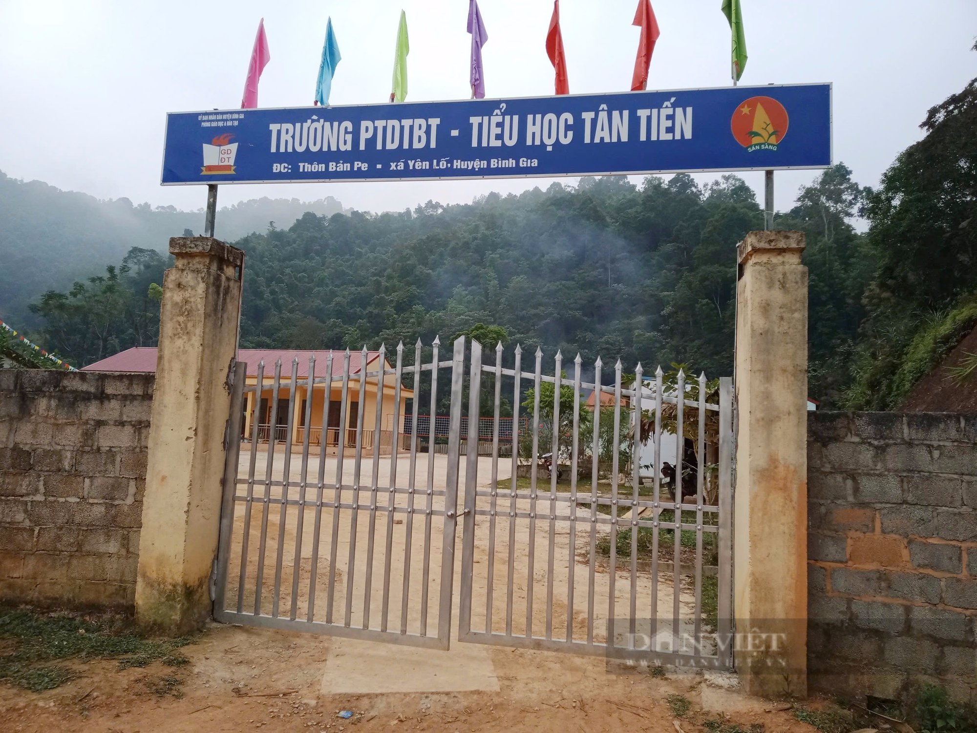 Thầy giáo vượt hơn trăm km mỗi ngày, hàng chục năm kiên trì bám trường học nơi quê nghèo - Ảnh 5.