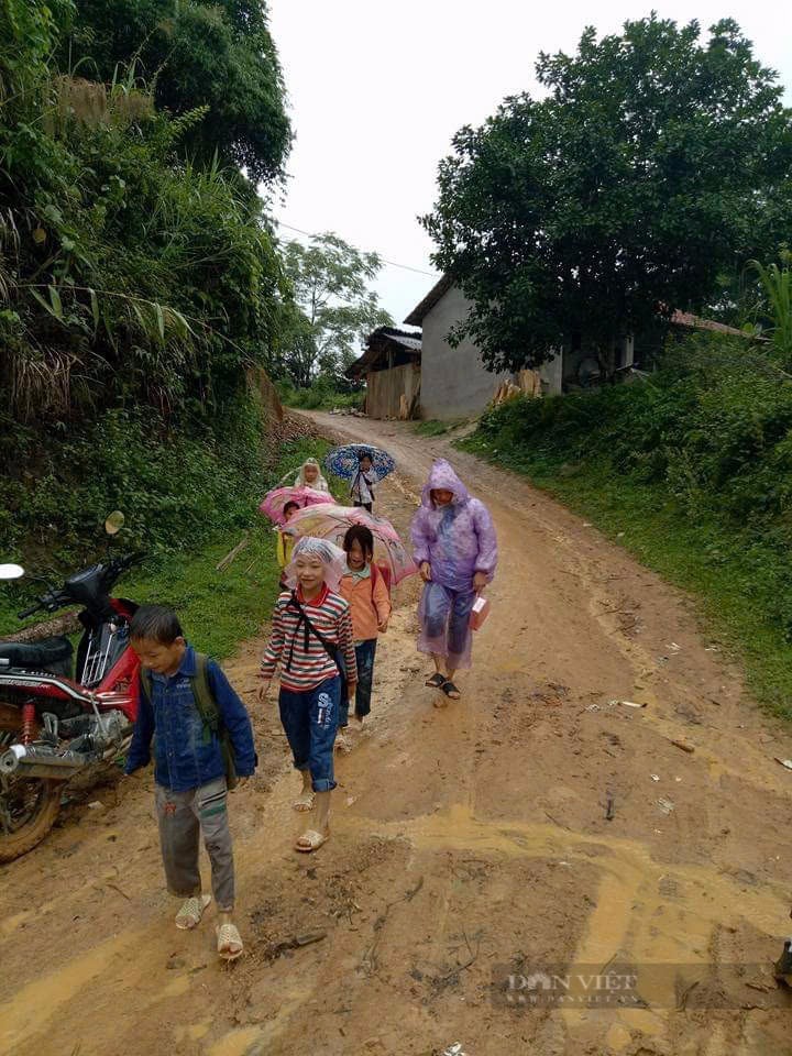 Thầy giáo vượt hơn trăm km mỗi ngày, hàng chục năm kiên trì bám trường học nơi quê nghèo - Ảnh 6.