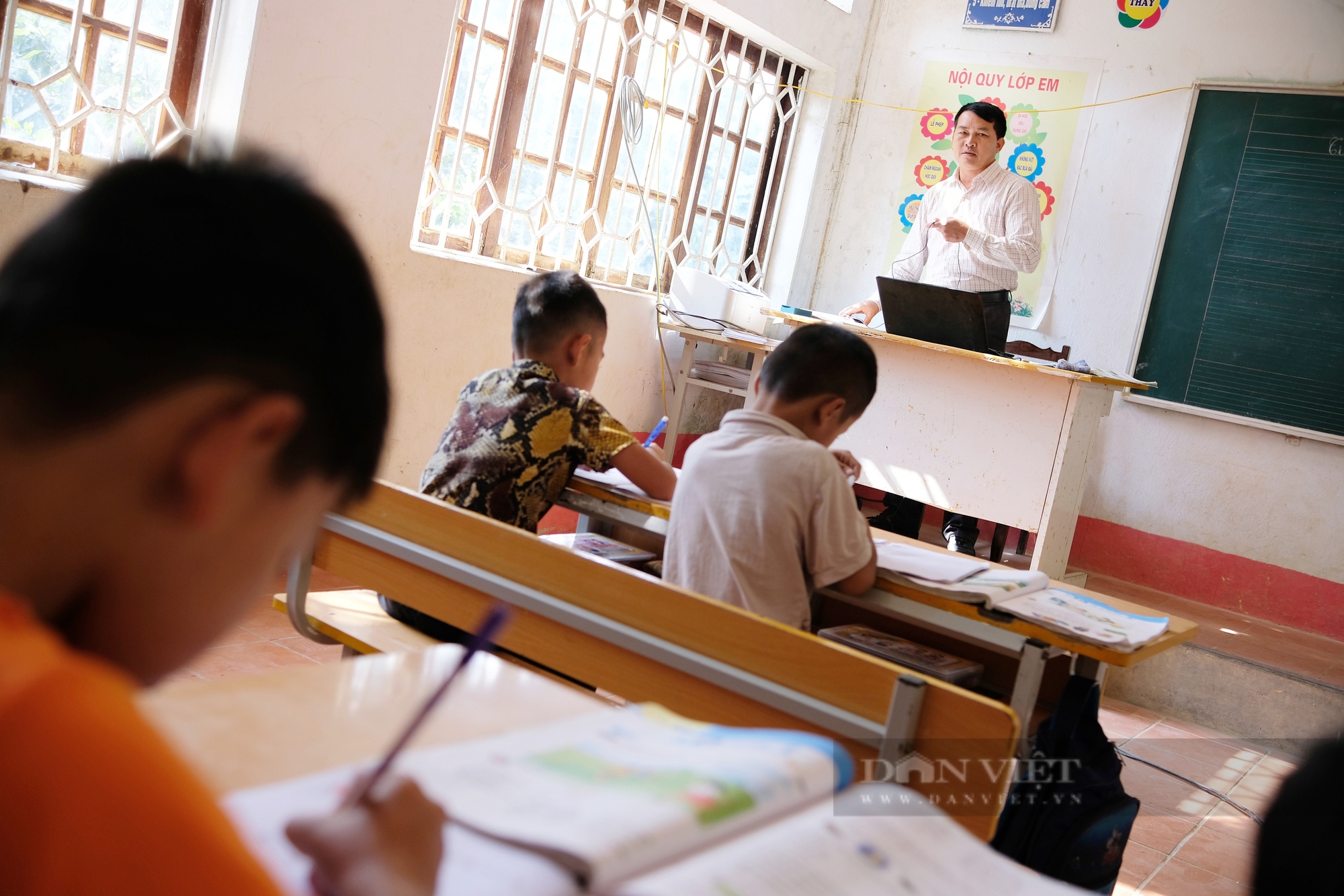 Thầy giáo vượt hơn trăm km mỗi ngày, hàng chục năm kiên trì bám trường học nơi quê nghèo - Ảnh 1.