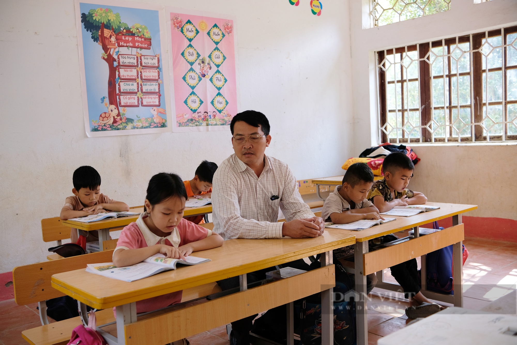 Thầy giáo vượt hơn trăm km mỗi ngày, hàng chục năm kiên trì bám trường học nơi quê nghèo - Ảnh 3.