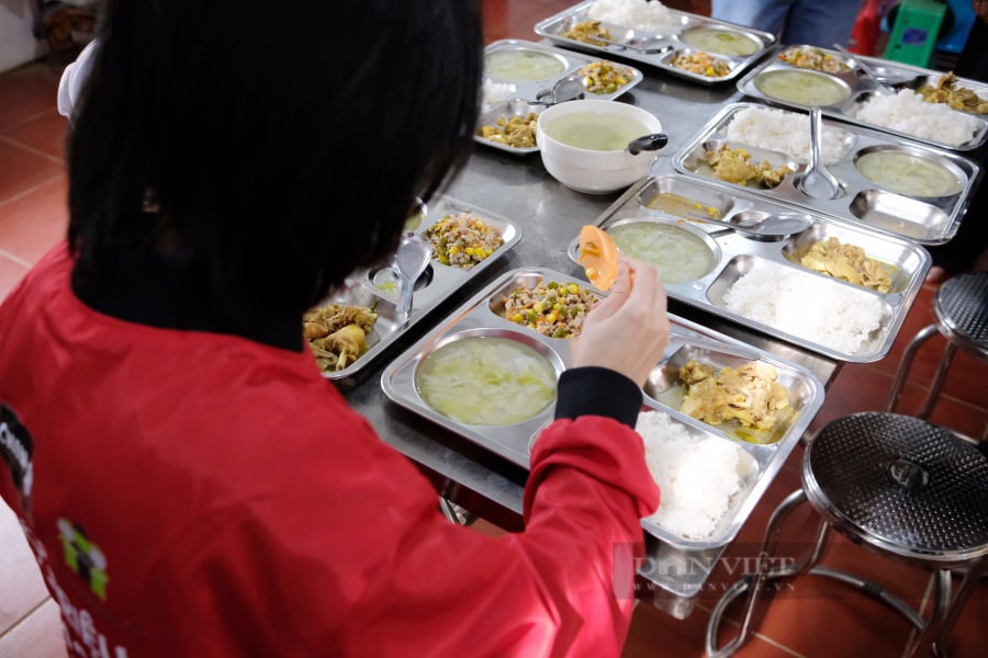 Thầy giáo vượt hơn trăm km mỗi ngày, hàng chục năm kiên trì bám trường học nơi quê nghèo - Ảnh 8.