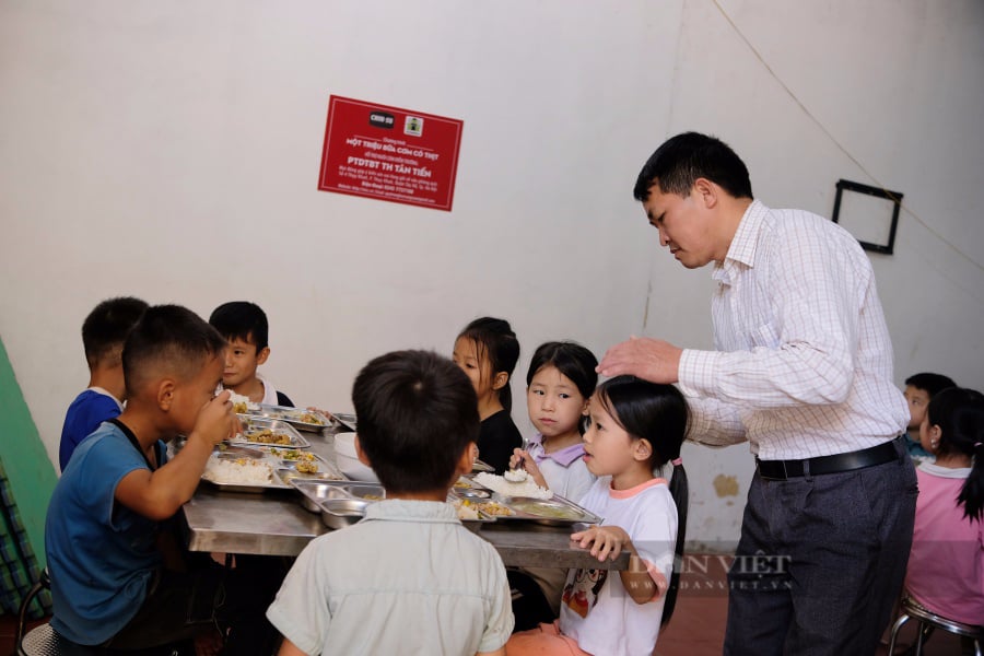 Thầy giáo vượt hơn trăm km mỗi ngày, hàng chục năm kiên trì bám trường học nơi quê nghèo - Ảnh 9.