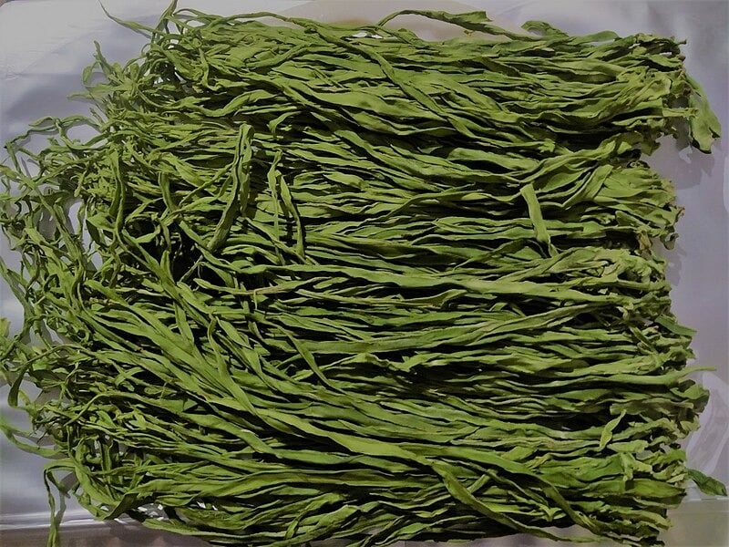 Loại rau như nắm cỏ khô nhưng giàu chất dinh dưỡng, đem ngâm với gân bò thành món đặc sản - Ảnh 1.