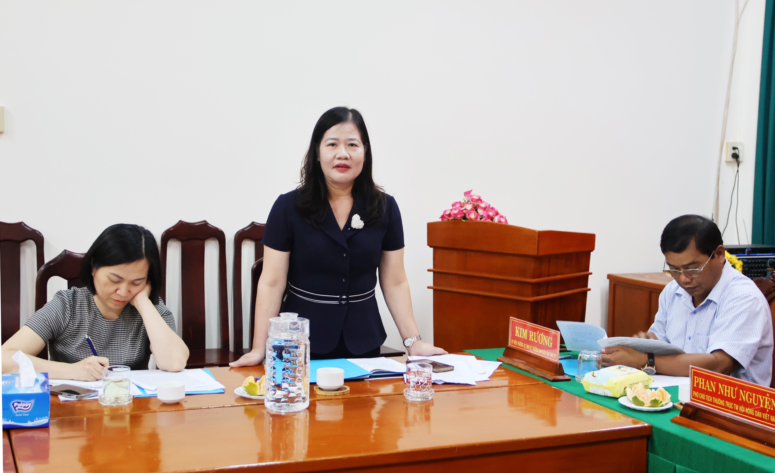 Phó Chủ tịch Thường trực Hội NDVN Phan Như Nguyện thăm mô hình trồng chanh ở Trà Vinh - Ảnh 2.