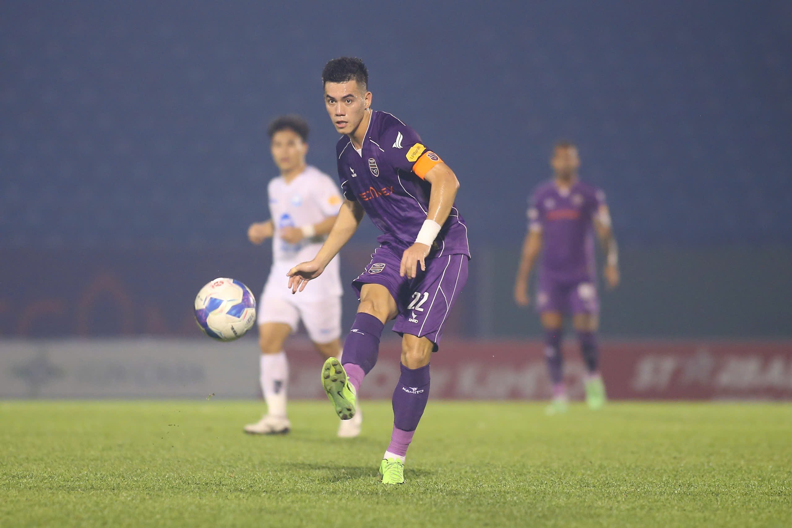 Xuân Sơn lập hattrick, Thép xanh Nam Định trút mưa bàn thắng trên sân Gò Đậu - Ảnh 4.