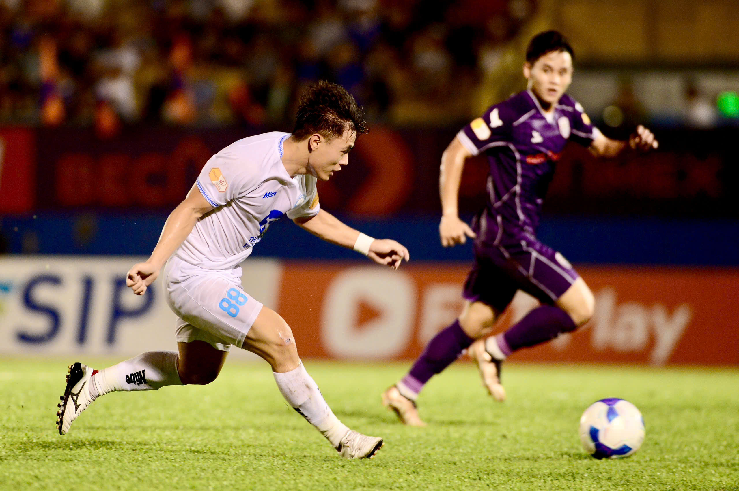 Xuân Sơn lập hattrick, Thép xanh Nam Định trút mưa bàn thắng trên sân Gò Đậu - Ảnh 3.