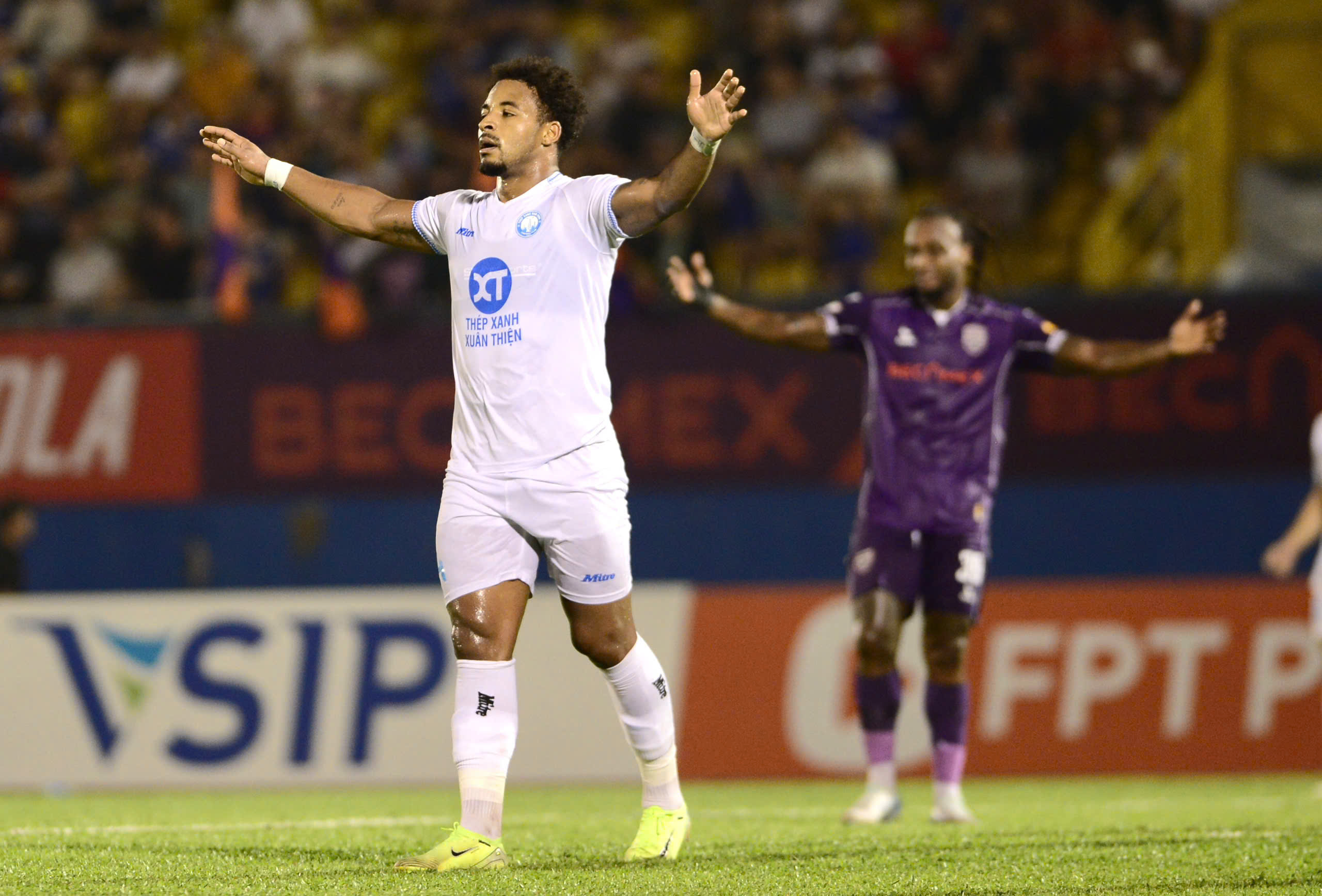 Xuân Sơn lập hattrick, Thép xanh Nam Định trút mưa bàn thắng trên sân Gò Đậu - Ảnh 1.