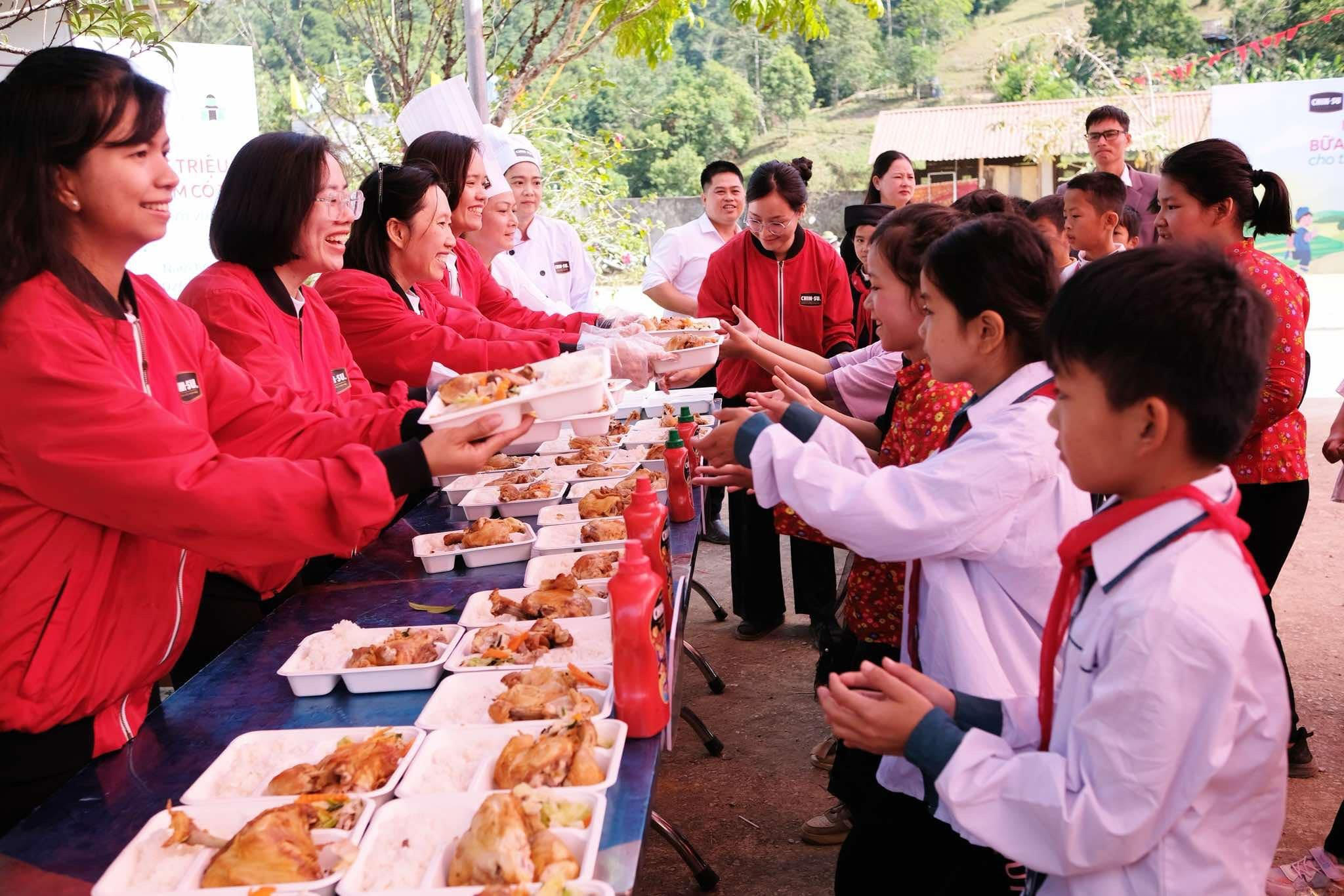 Thầy giáo vượt hơn trăm km mỗi ngày, hàng chục năm kiên trì bám trường học nơi quê nghèo - Ảnh 12.