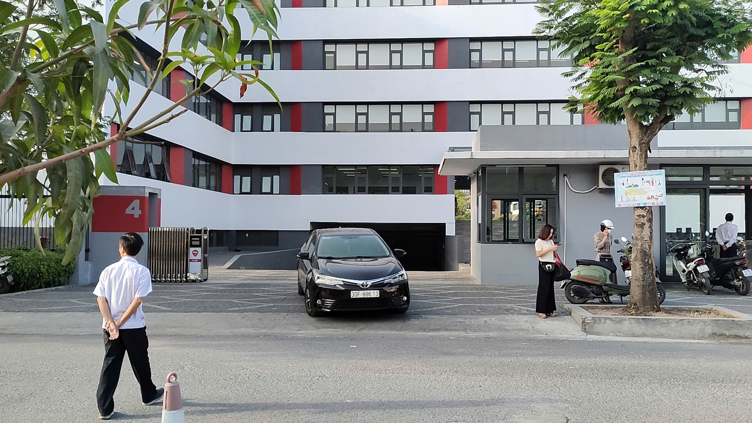 Bị xử phạt vi phạm phòng cháy chữa cháy, Trường Ngôi sao Hà Nội vẫn cho gửi xe ô tô dưới tầng hầm- Ảnh 1.