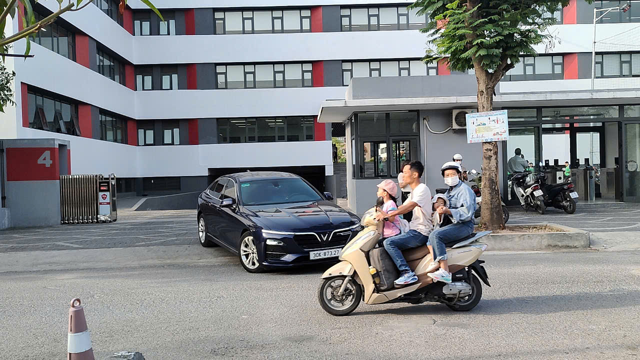 Bị xử phạt vi phạm phòng cháy chữa cháy, Trường Ngôi sao Hà Nội vẫn cho gửi xe ô tô dưới tầng hầm- Ảnh 3.
