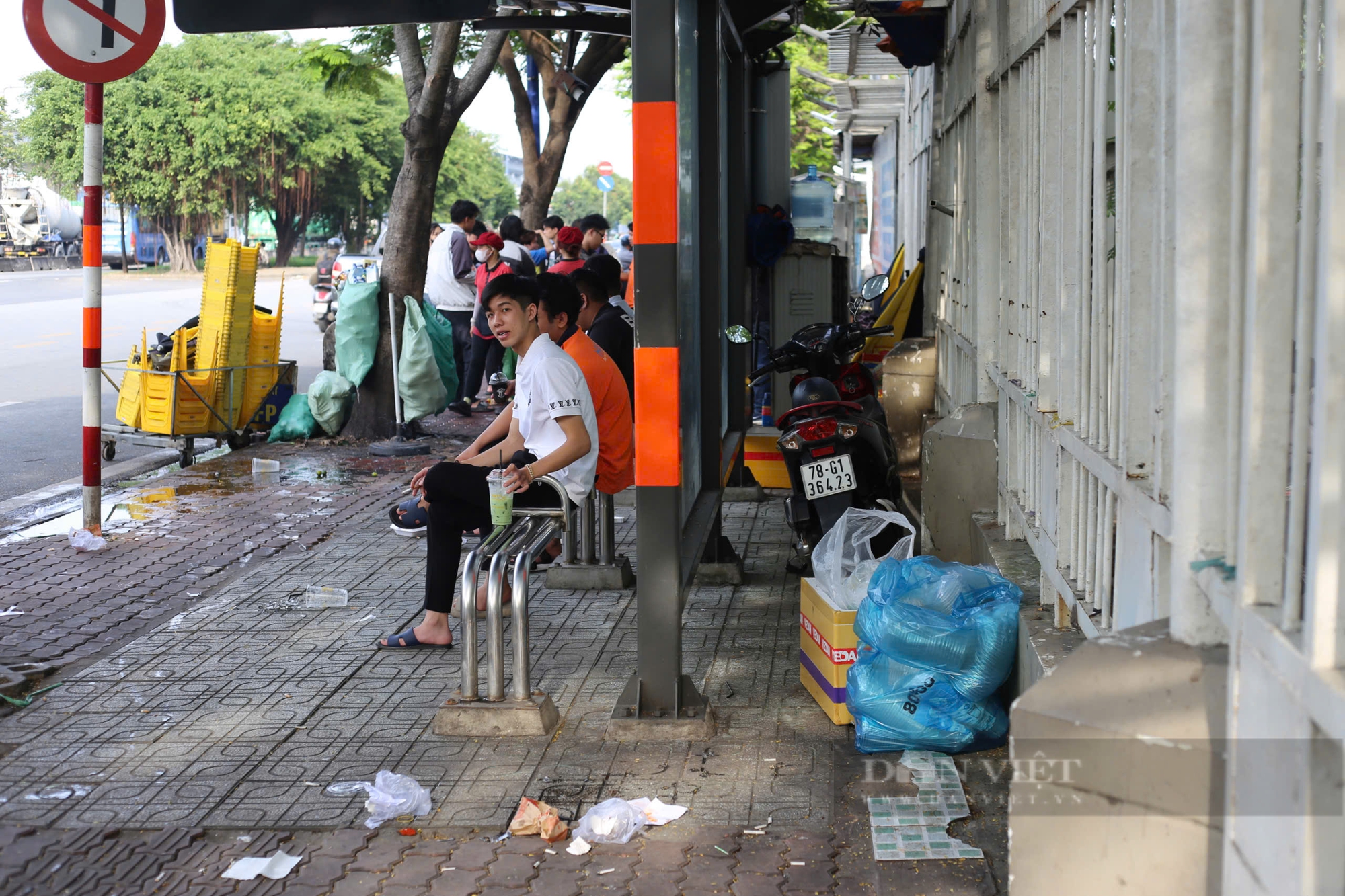TP.HCM: Trạm xe buýt ngập ngụa rác,   - Ảnh 1.