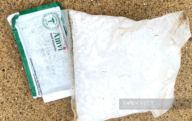 Đi nhặt ve chai ven bãi biển, người dân Quảng Ngãi phát hiện 1.500 viên nén nghi ma tuý- Ảnh 1.