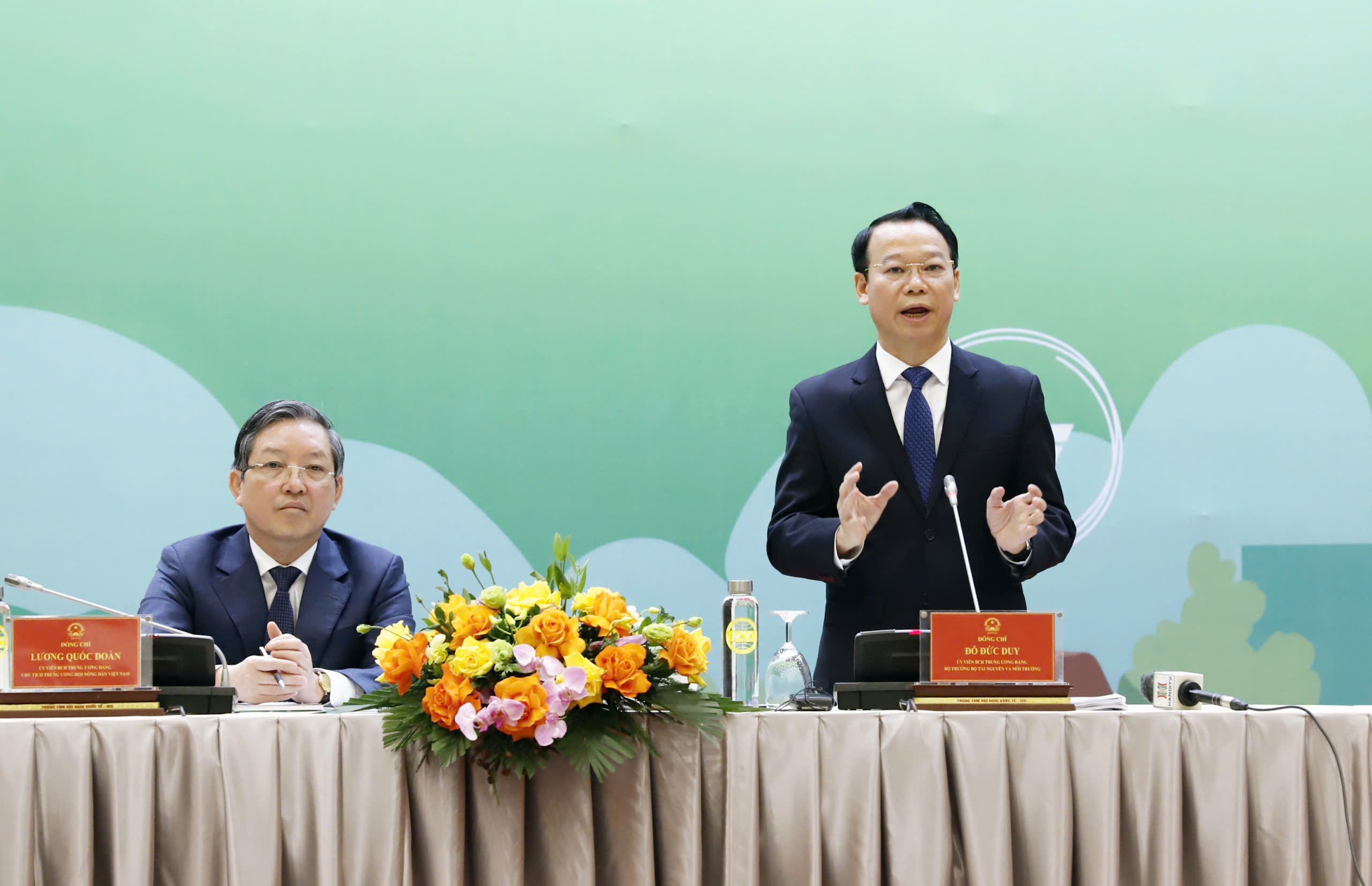 Diễn đàn Chủ tịch Hội Nông dân Việt Nam - Bộ trưởng Bộ Tài nguyên Môi trường Lắng nghe nông dân nói - Ảnh 1.