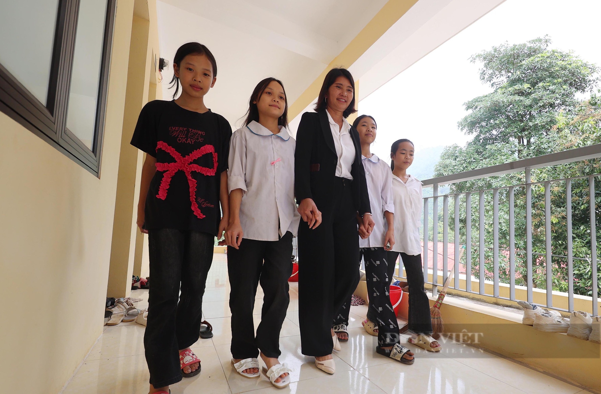 Học sinh ngái ngủ, dập dềnh vượt cả chục cây số qua sông Đà lạnh giá, sâu hun hút đến trường- Ảnh 47.