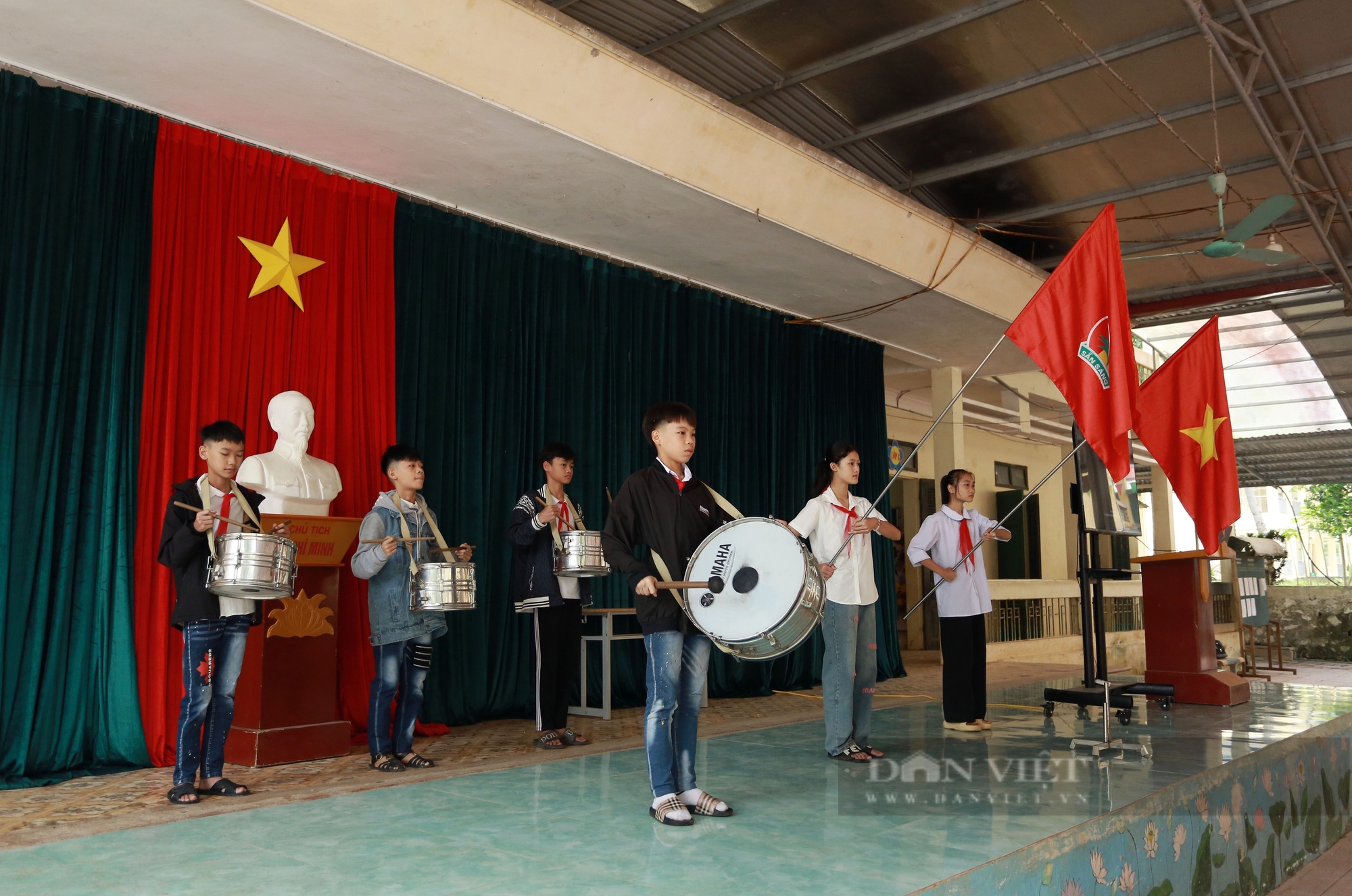 Học sinh ngái ngủ, dập dềnh vượt cả chục cây số qua sông Đà lạnh giá, sâu hun hút đến trường- Ảnh 33.