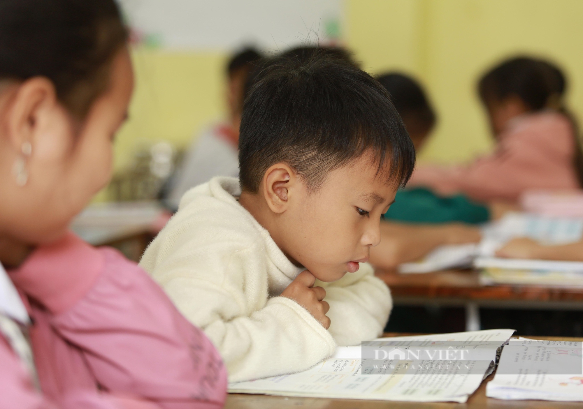 Học sinh ngái ngủ, dập dềnh vượt cả chục cây số qua sông Đà lạnh giá, sâu hun hút đến trường- Ảnh 44.