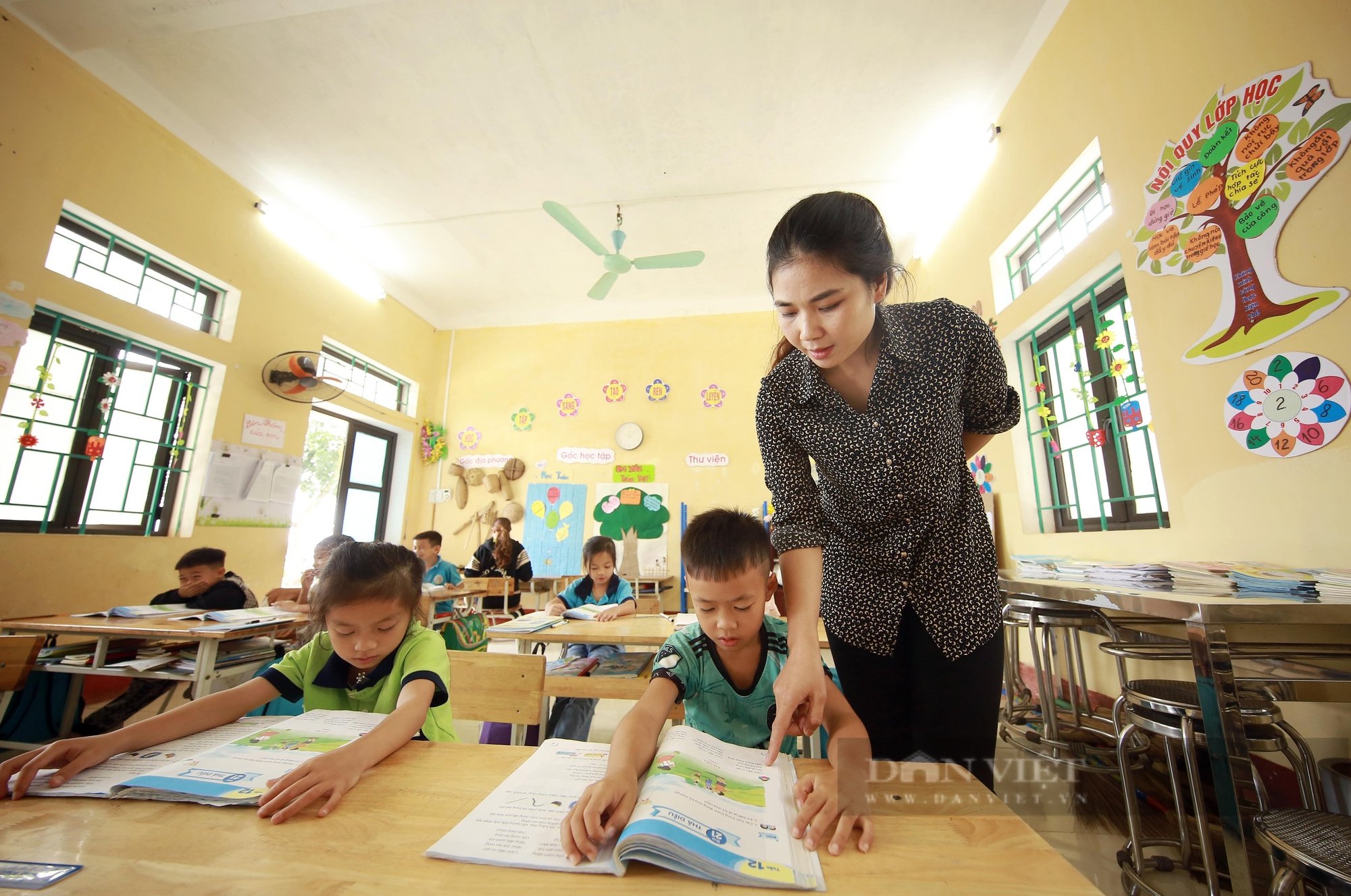 Học sinh ngái ngủ, dập dềnh vượt cả chục cây số qua sông Đà lạnh giá, sâu hun hút đến trường- Ảnh 42.