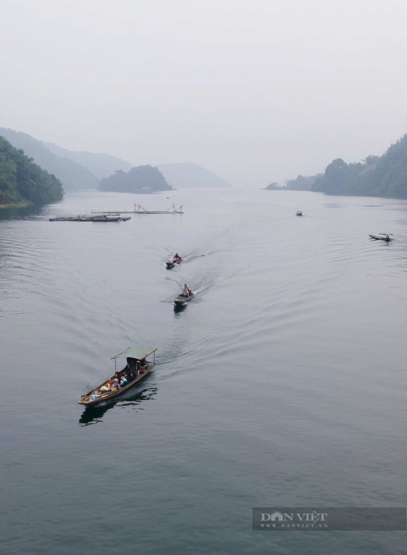 Học sinh ngái ngủ, dập dềnh vượt cả chục cây số qua sông Đà lạnh giá, sâu hun hút đến trường- Ảnh 19.