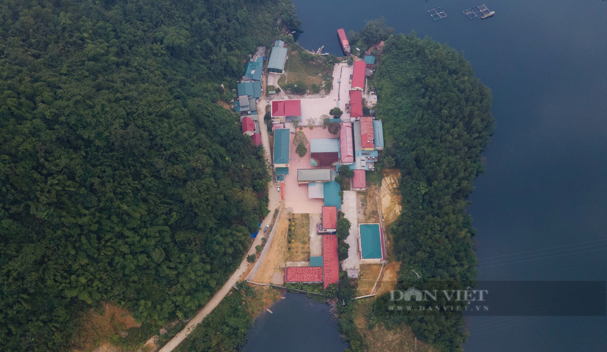 Học sinh ngái ngủ, dập dềnh vượt cả chục cây số qua sông Đà lạnh giá, sâu hun hút đến trường- Ảnh 8.