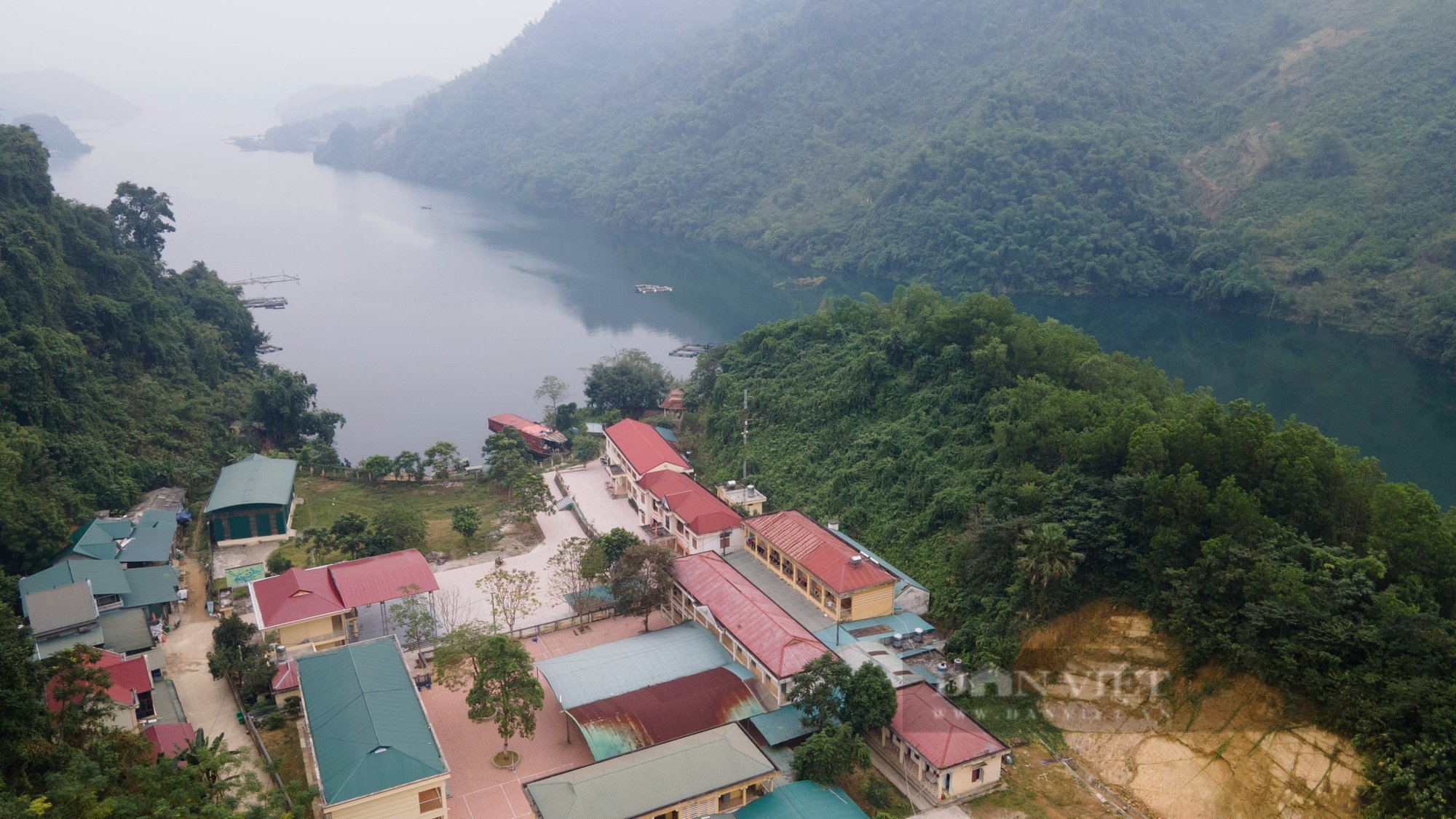 Học sinh ngái ngủ, dập dềnh vượt cả chục cây số qua sông Đà lạnh giá, sâu hun hút đến trường- Ảnh 7.