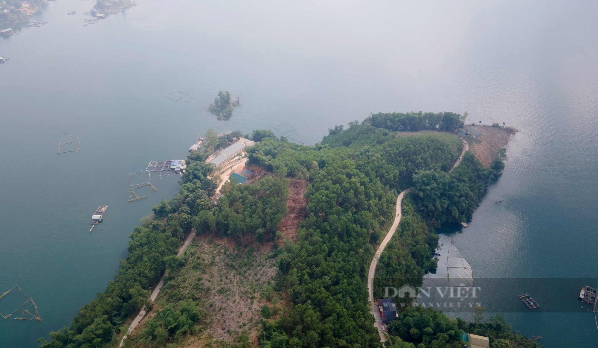 Học sinh ngái ngủ, dập dềnh vượt cả chục cây số qua sông Đà lạnh giá, sâu hun hút đến trường- Ảnh 23.