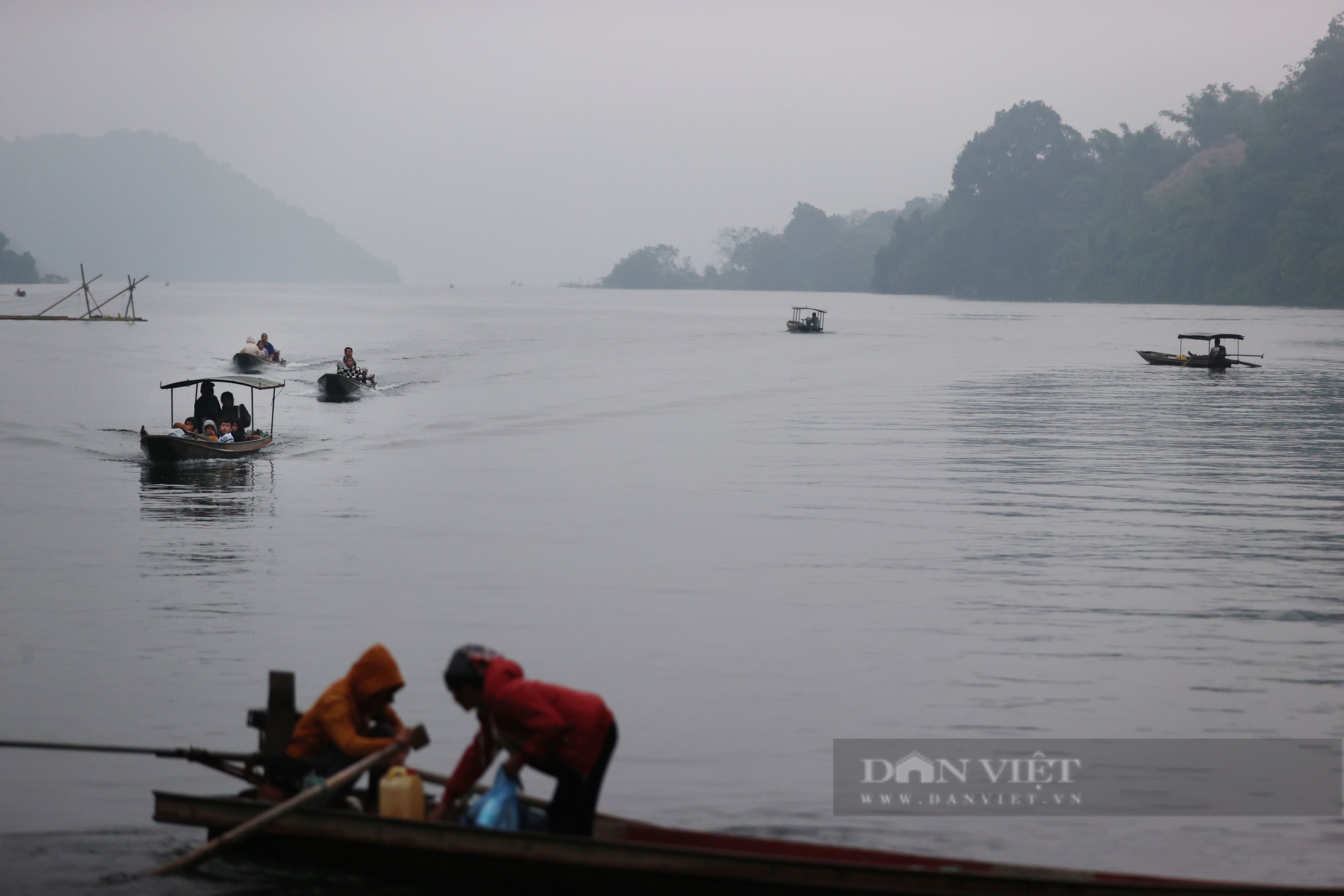 Học sinh ngái ngủ, dập dềnh vượt cả chục cây số qua sông Đà lạnh giá, sâu hun hút đến trường- Ảnh 13.