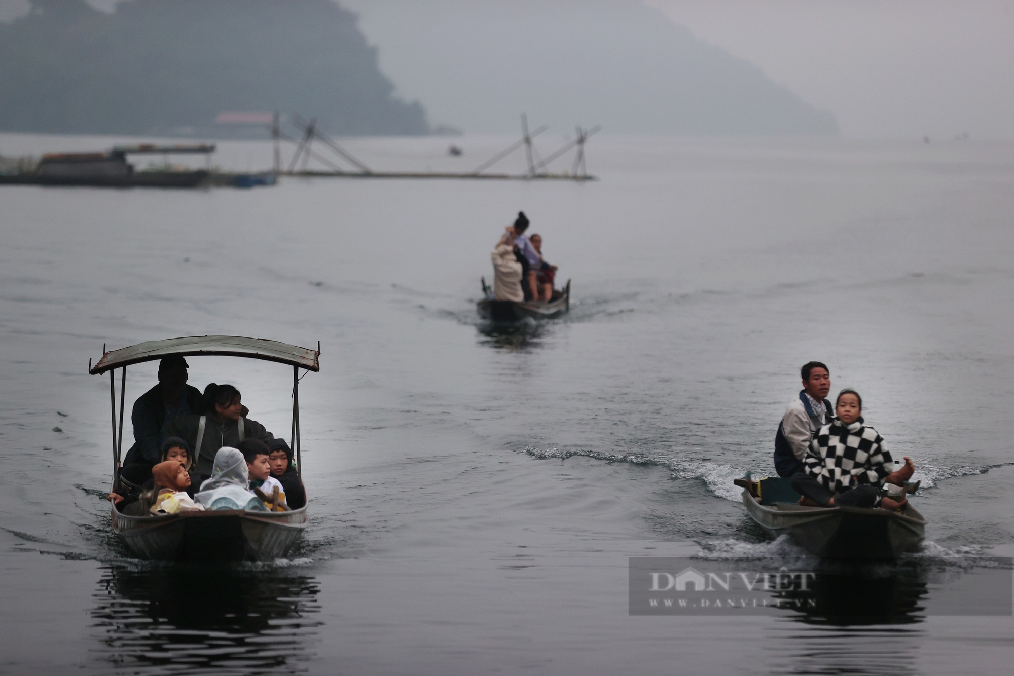 Học sinh ngái ngủ, dập dềnh vượt cả chục cây số qua sông Đà lạnh giá, sâu hun hút đến trường- Ảnh 14.