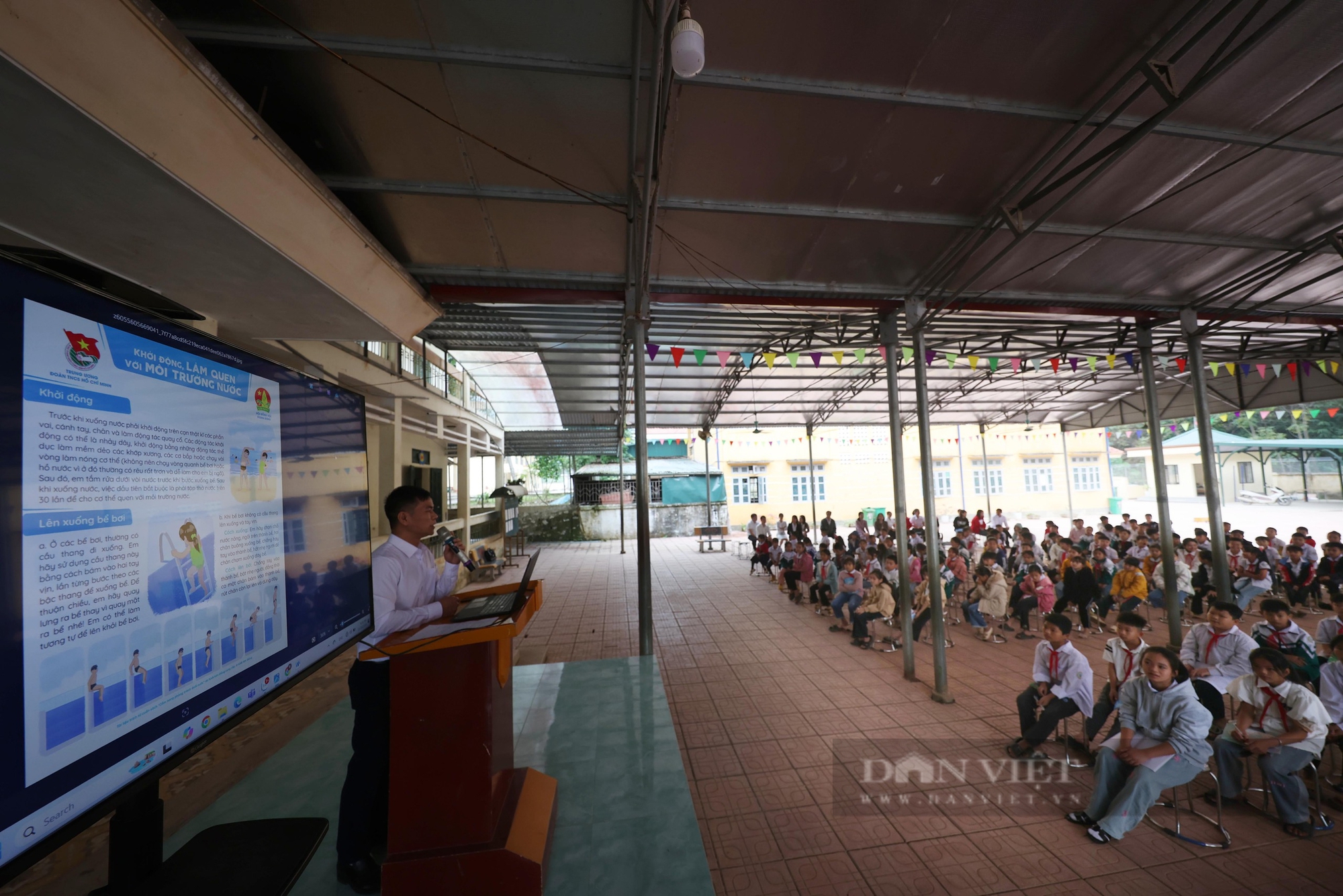 Học sinh ngái ngủ, dập dềnh vượt cả chục cây số qua sông Đà lạnh giá, sâu hun hút đến trường- Ảnh 34.