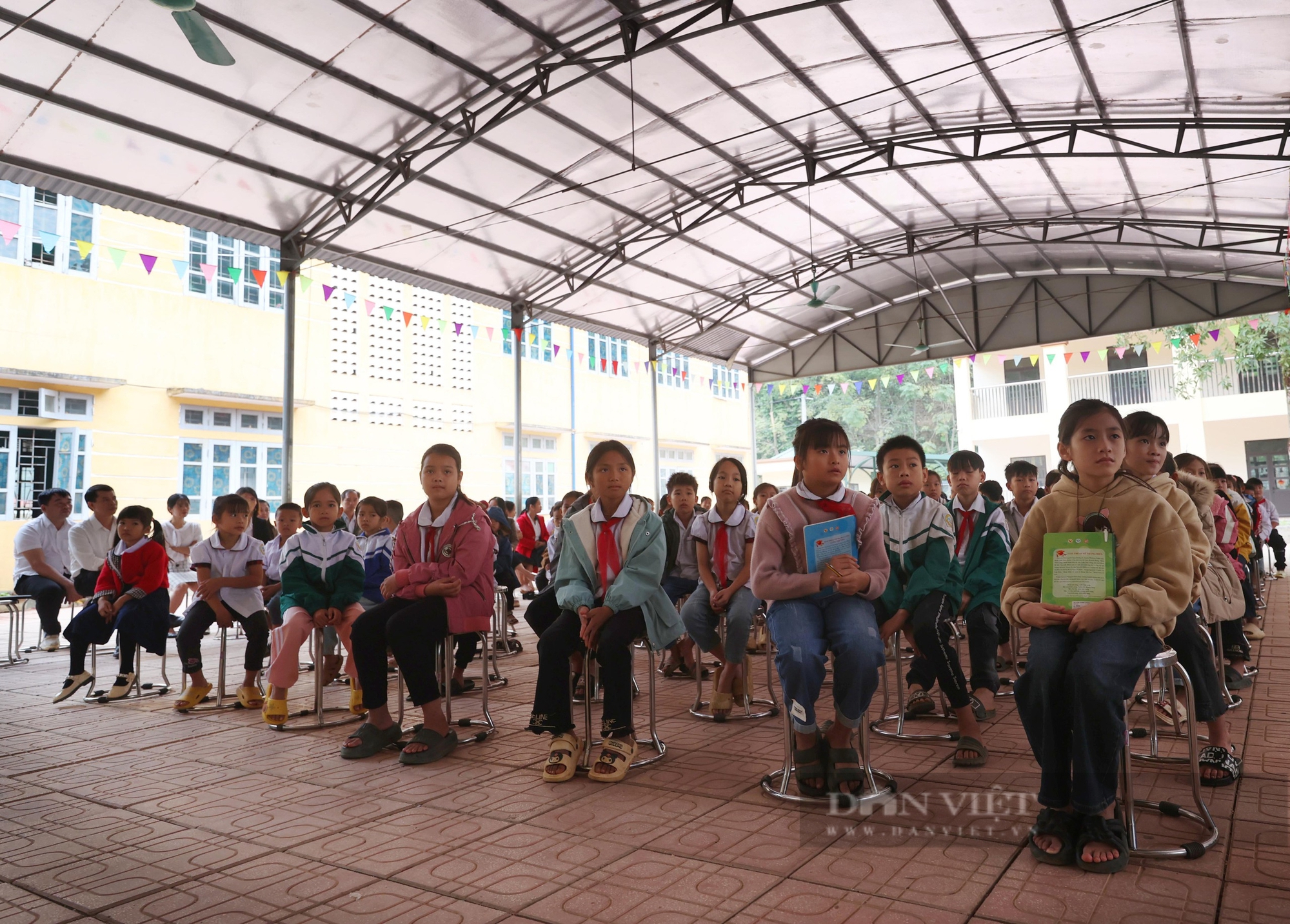 Học sinh ngái ngủ, dập dềnh vượt cả chục cây số qua sông Đà lạnh giá, sâu hun hút đến trường- Ảnh 35.