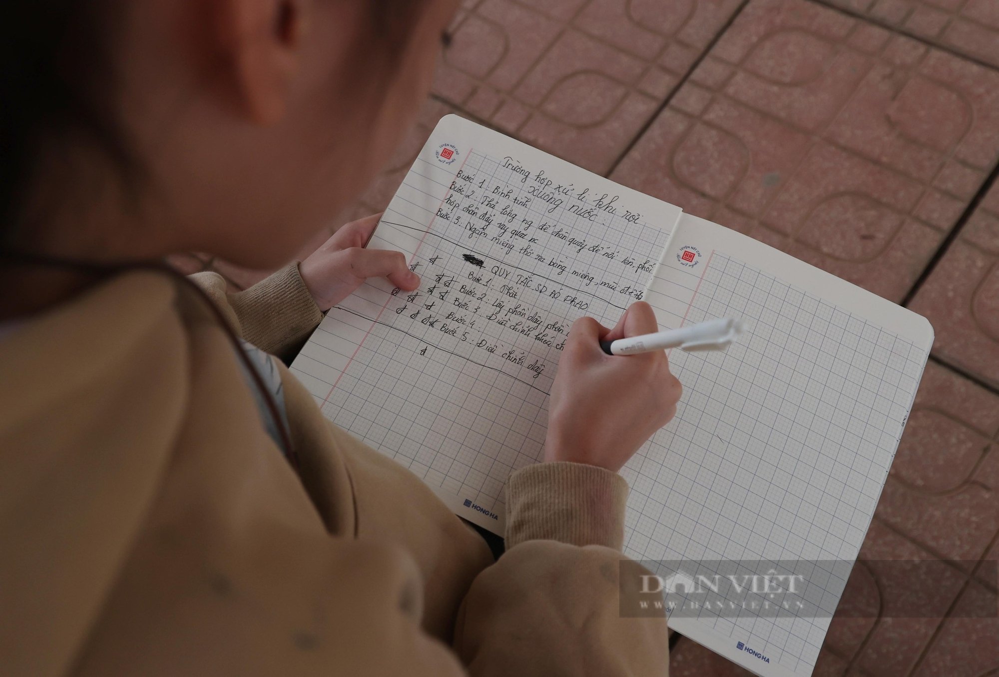 Học sinh ngái ngủ, dập dềnh vượt cả chục cây số qua sông Đà lạnh giá, sâu hun hút đến trường- Ảnh 36.