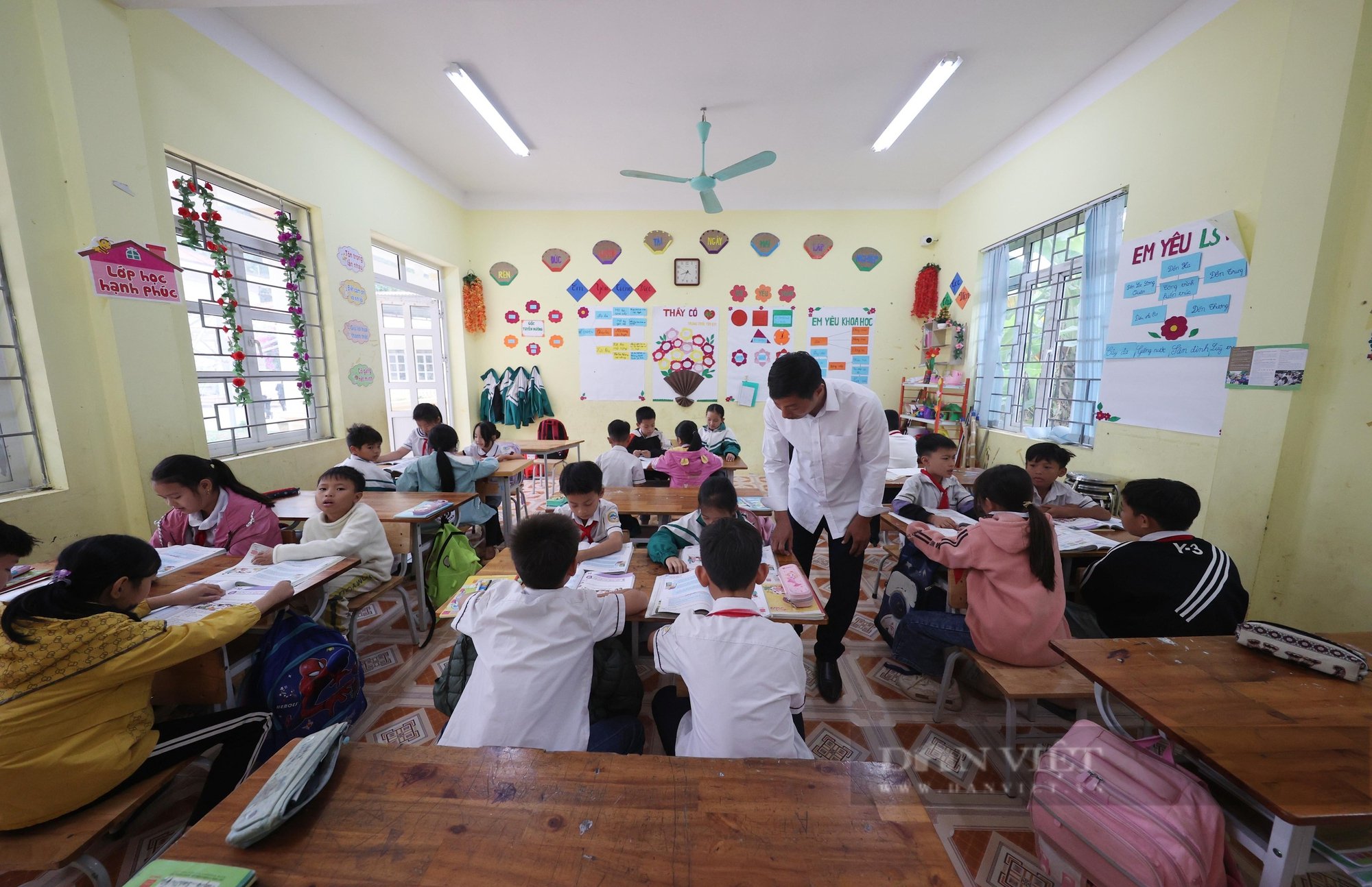 Học sinh ngái ngủ, dập dềnh vượt cả chục cây số qua sông Đà lạnh giá, sâu hun hút đến trường- Ảnh 38.