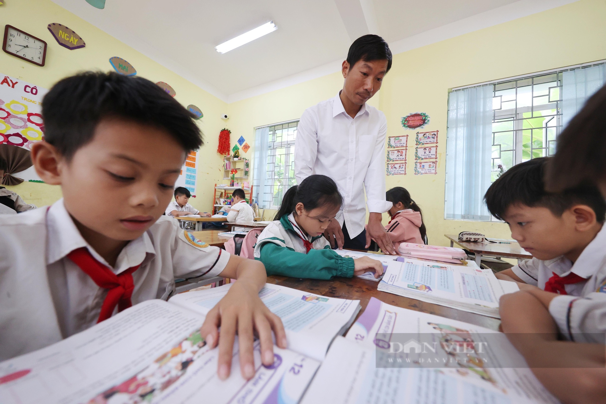 Học sinh ngái ngủ, dập dềnh vượt cả chục cây số qua sông Đà lạnh giá, sâu hun hút đến trường- Ảnh 39.